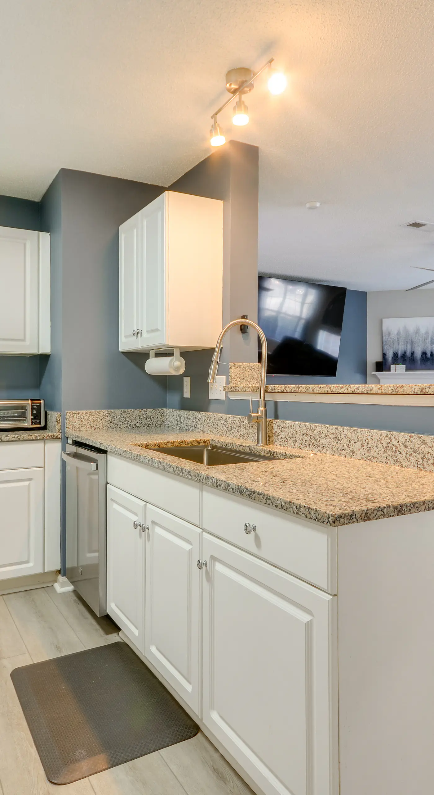 9 Mi to UNCG & Dtwn: Suburban Family Condo