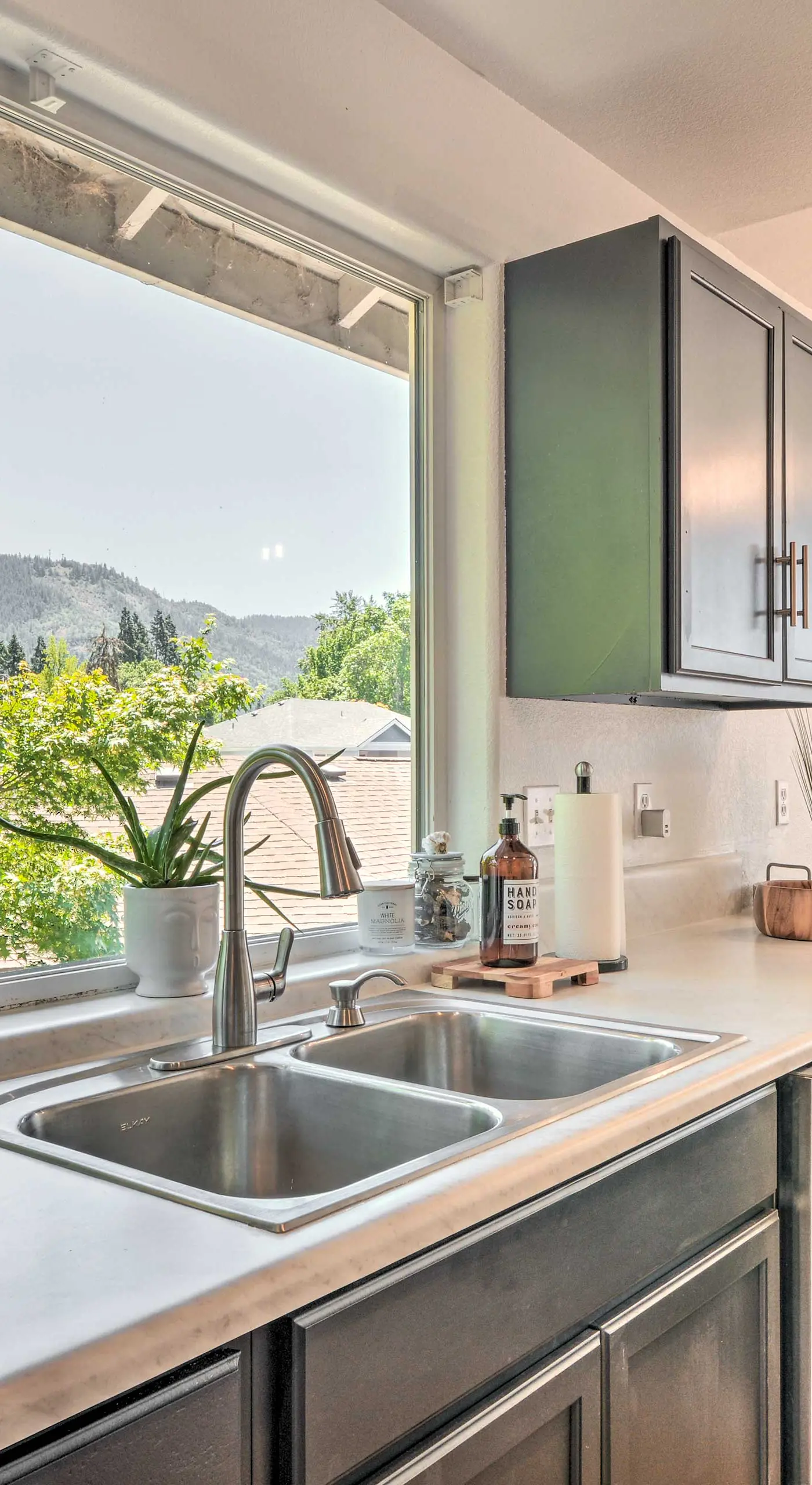 Close to Parks & Brews: Sunny Grants Pass Apt!