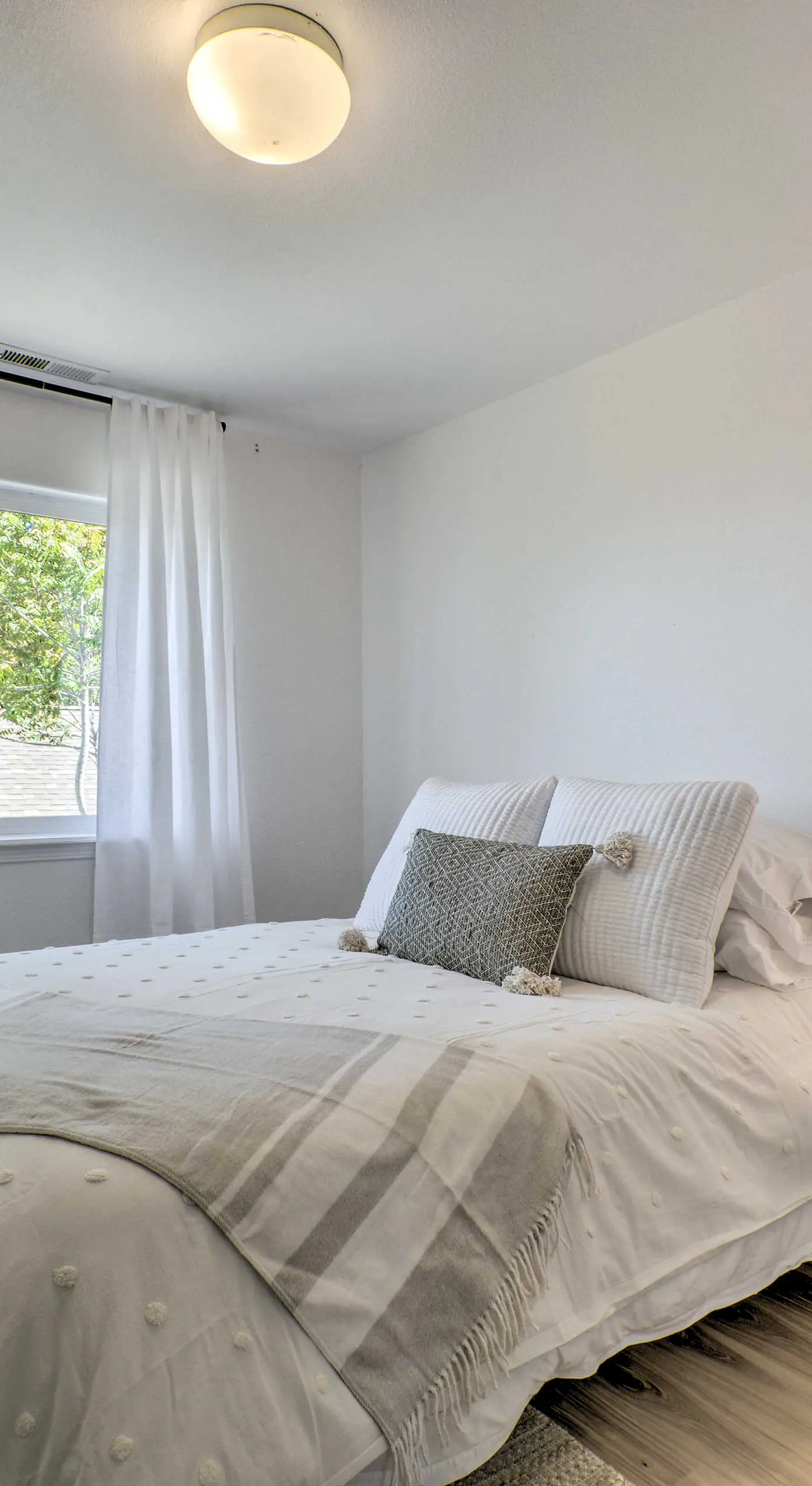 Close to Parks & Brews: Sunny Grants Pass Apt!