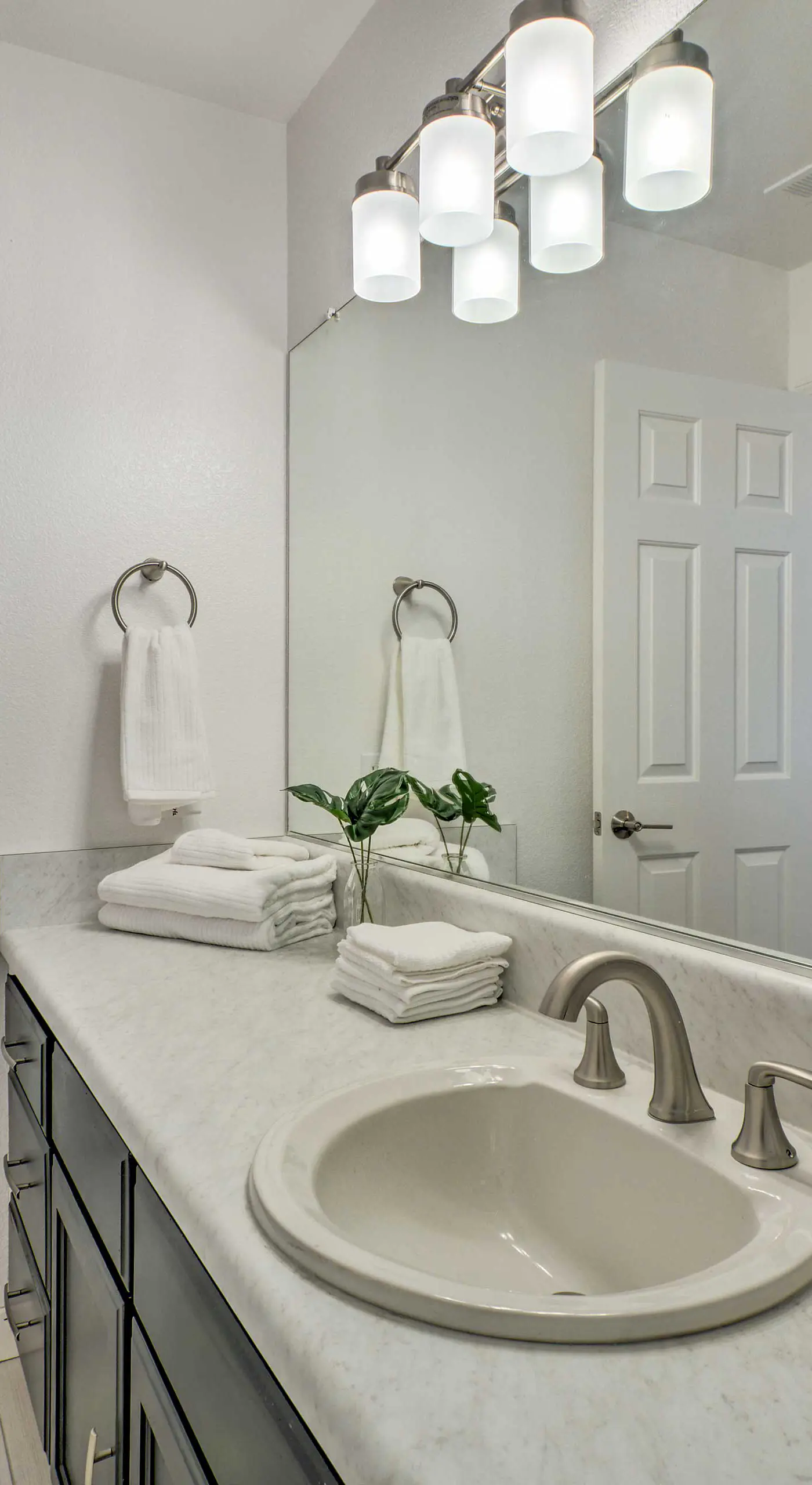 Close to Parks & Brews: Sunny Grants Pass Apt!