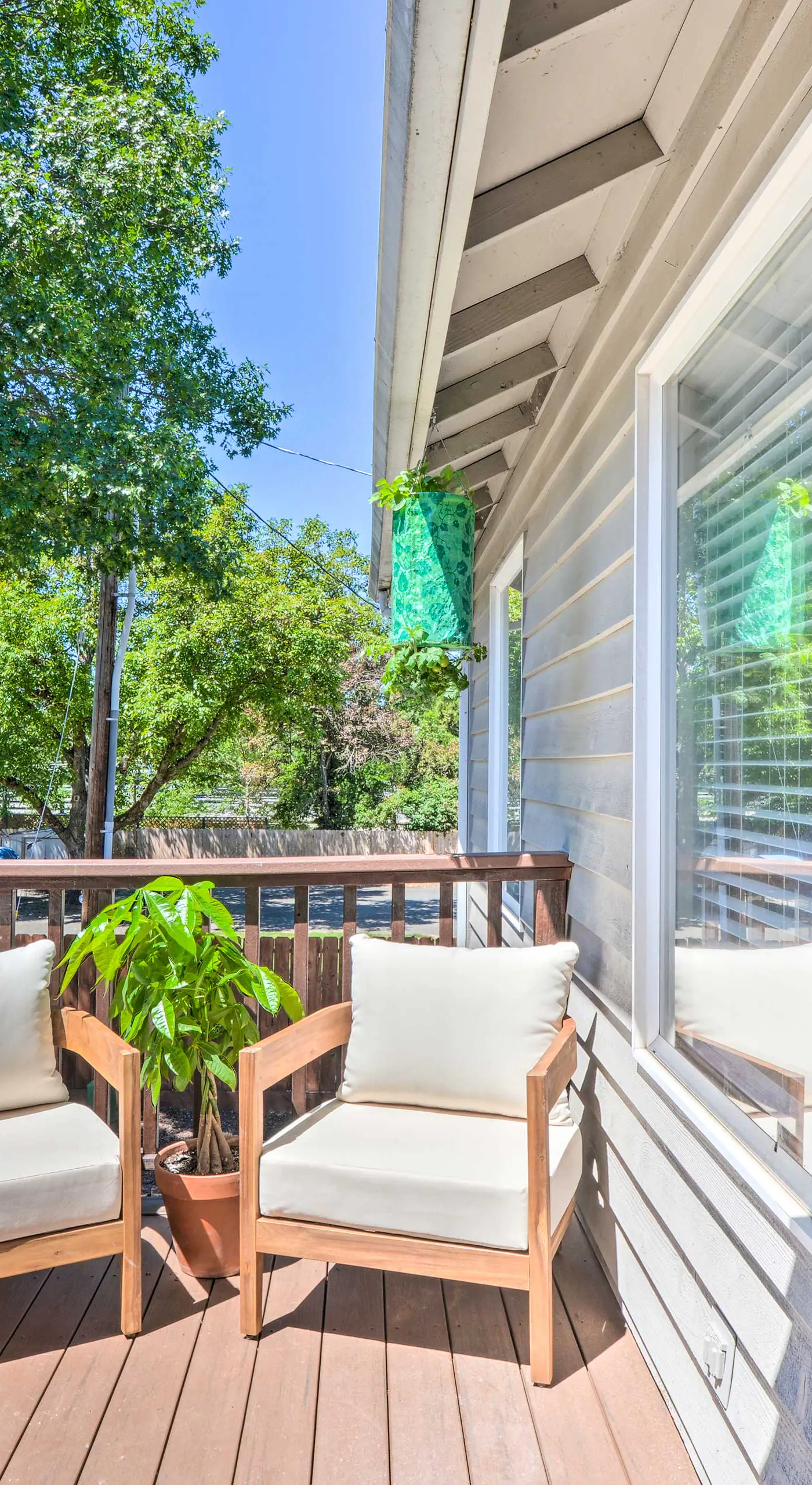 Close to Parks & Brews: Sunny Grants Pass Apt!