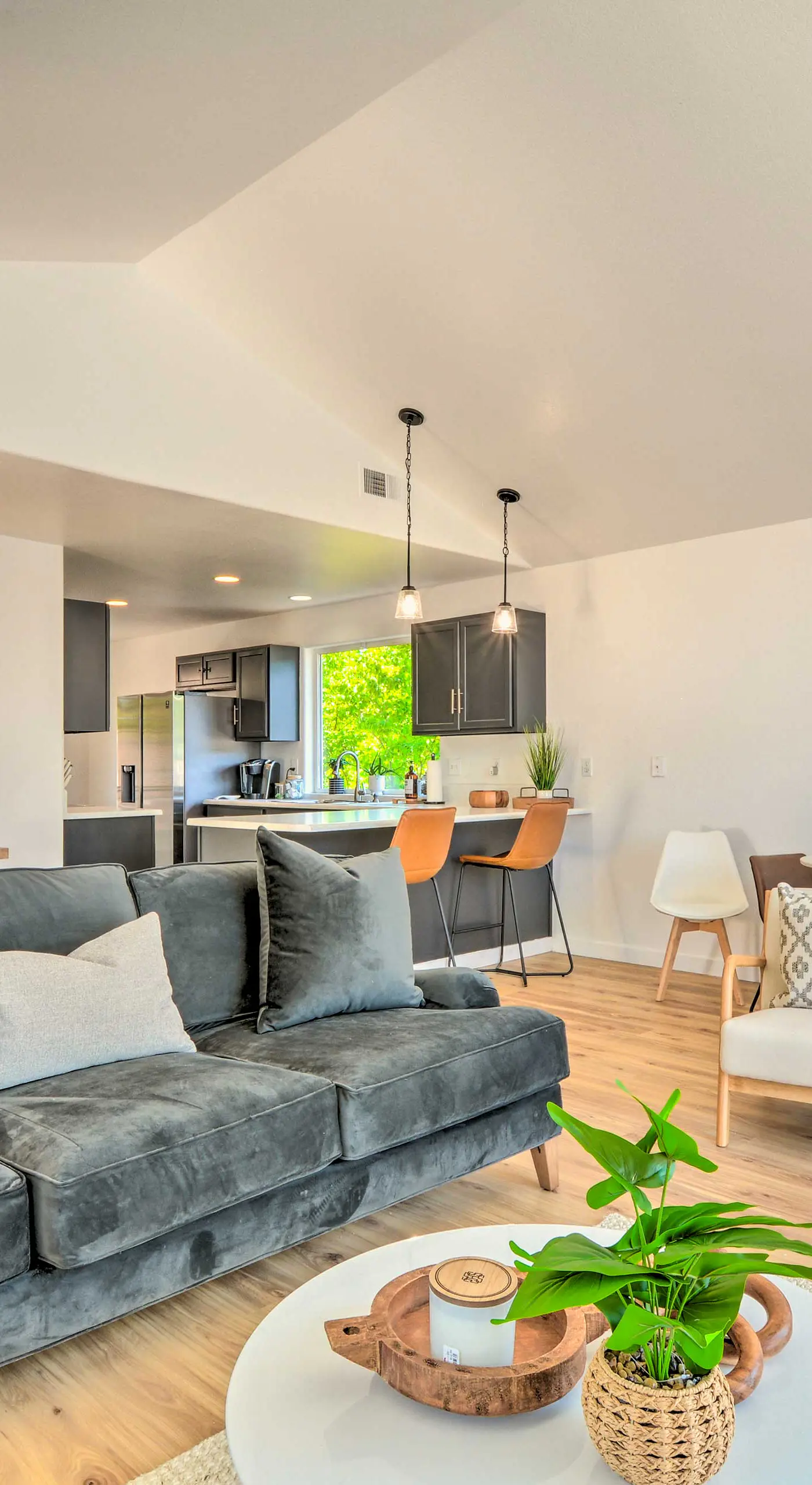 Close to Parks & Brews: Sunny Grants Pass Apt!