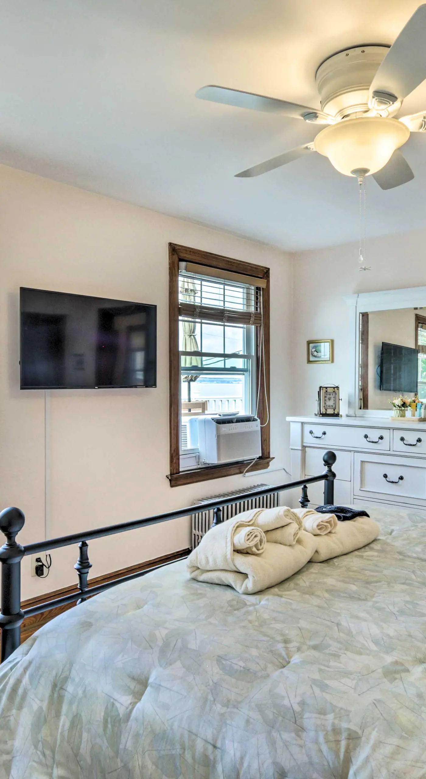 Walkable New Haven Retreat w/ Ocean Views!
