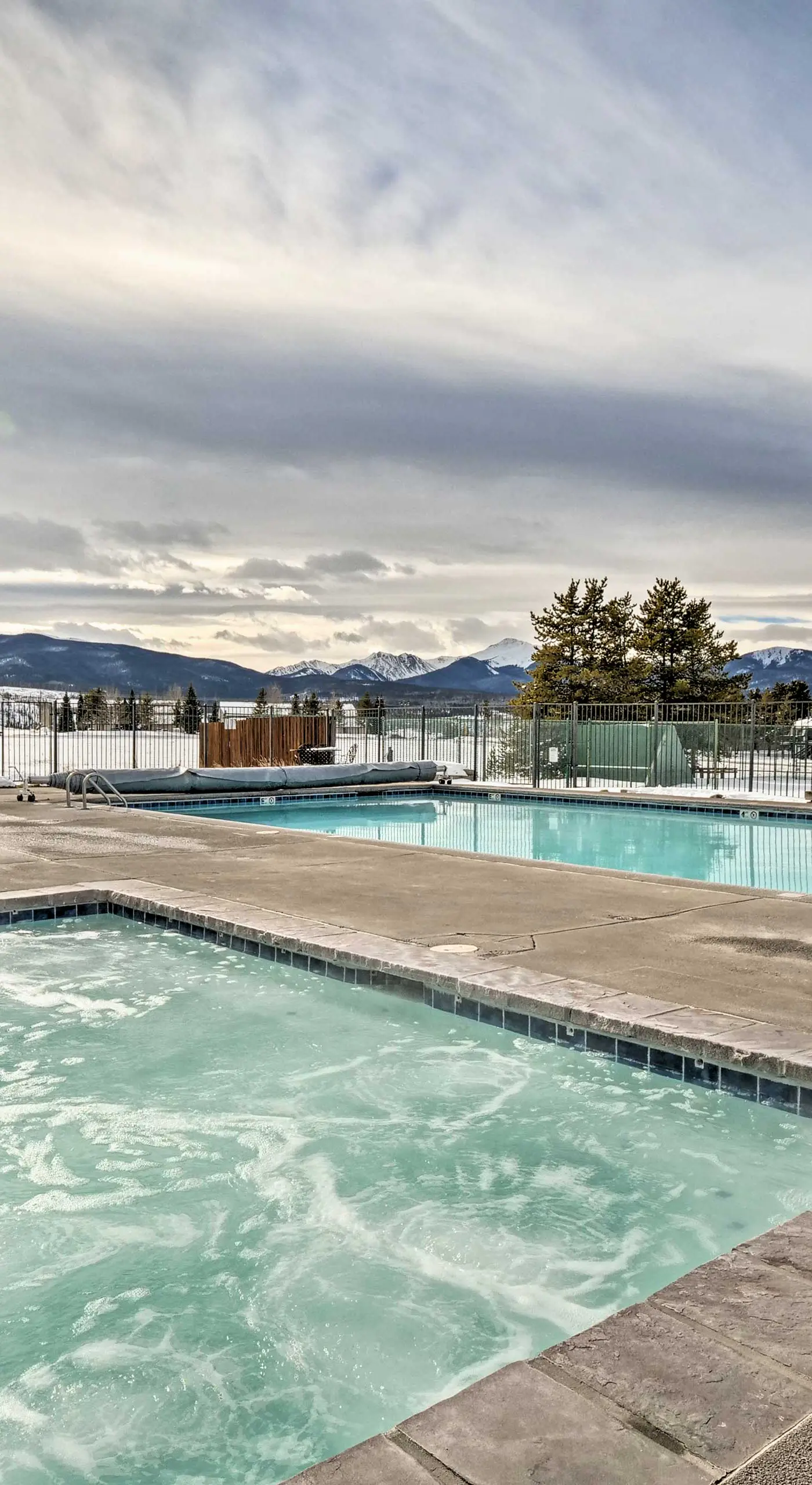 Eat, Sleep, Ski! Rustic Mtn Condo: WiFi,TV, HotTub