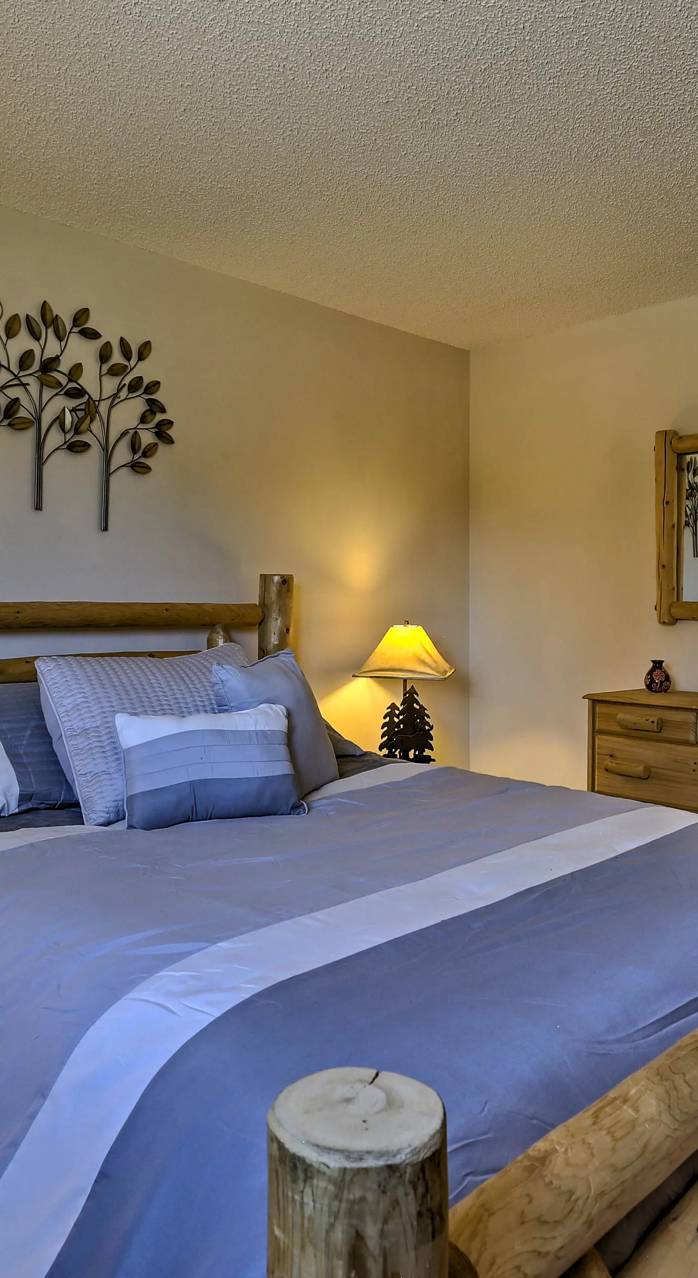 Eat, Sleep, Ski! Rustic Mtn Condo: WiFi,TV, HotTub