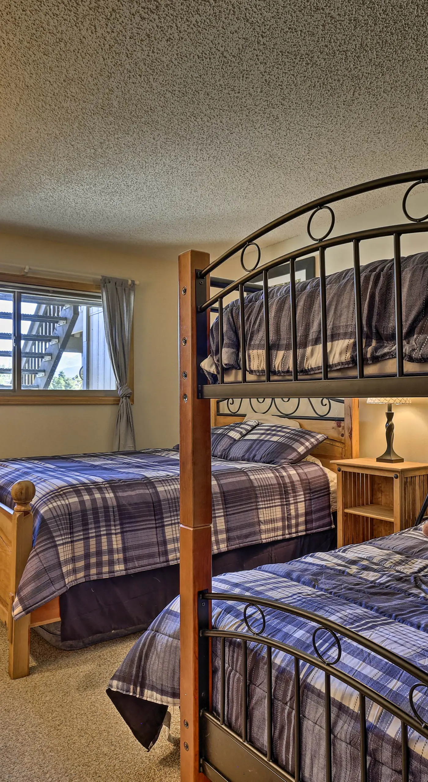 Eat, Sleep, Ski! Rustic Mtn Condo: WiFi,TV, HotTub