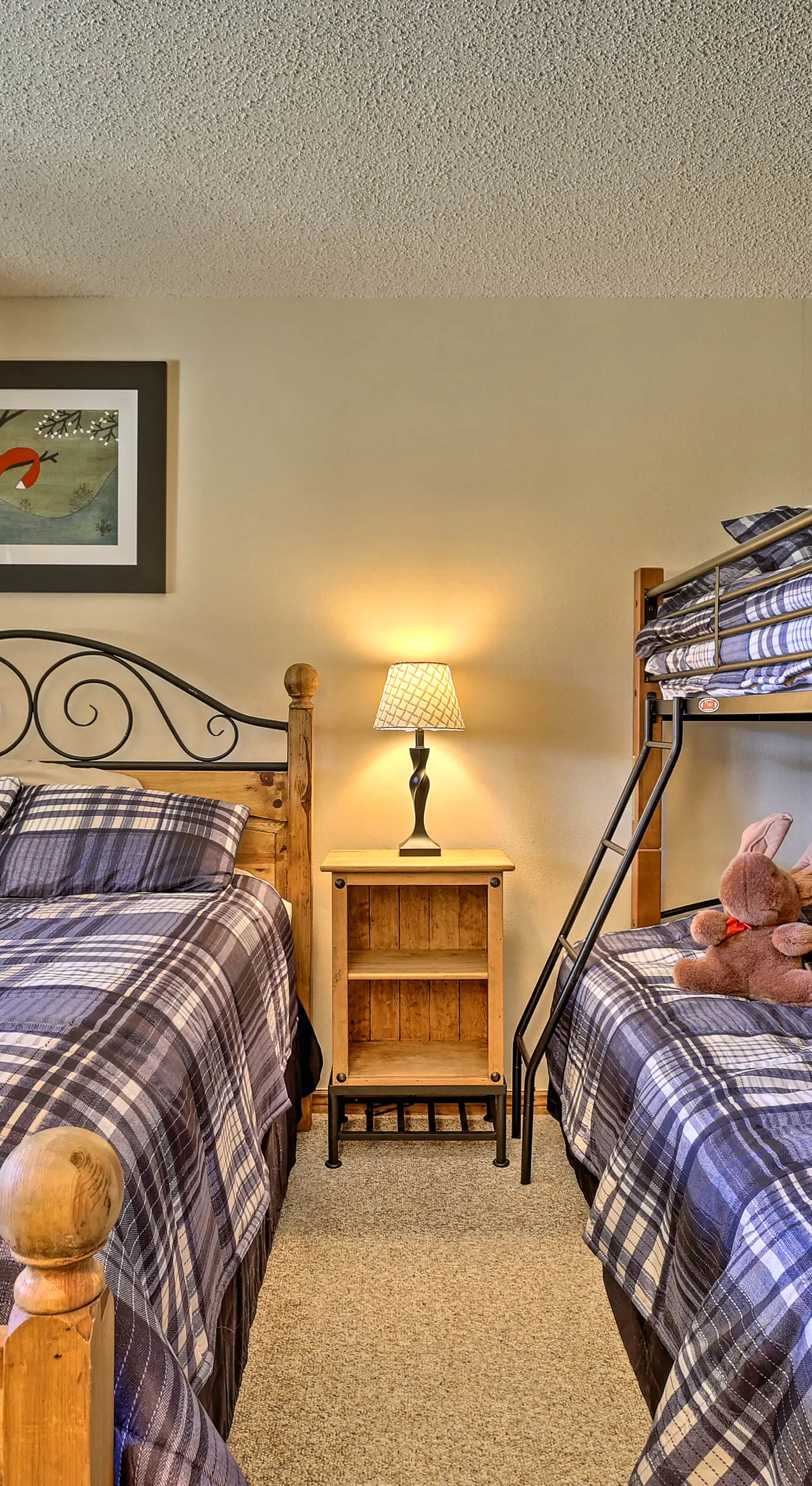 Eat, Sleep, Ski! Rustic Mtn Condo: WiFi,TV, HotTub