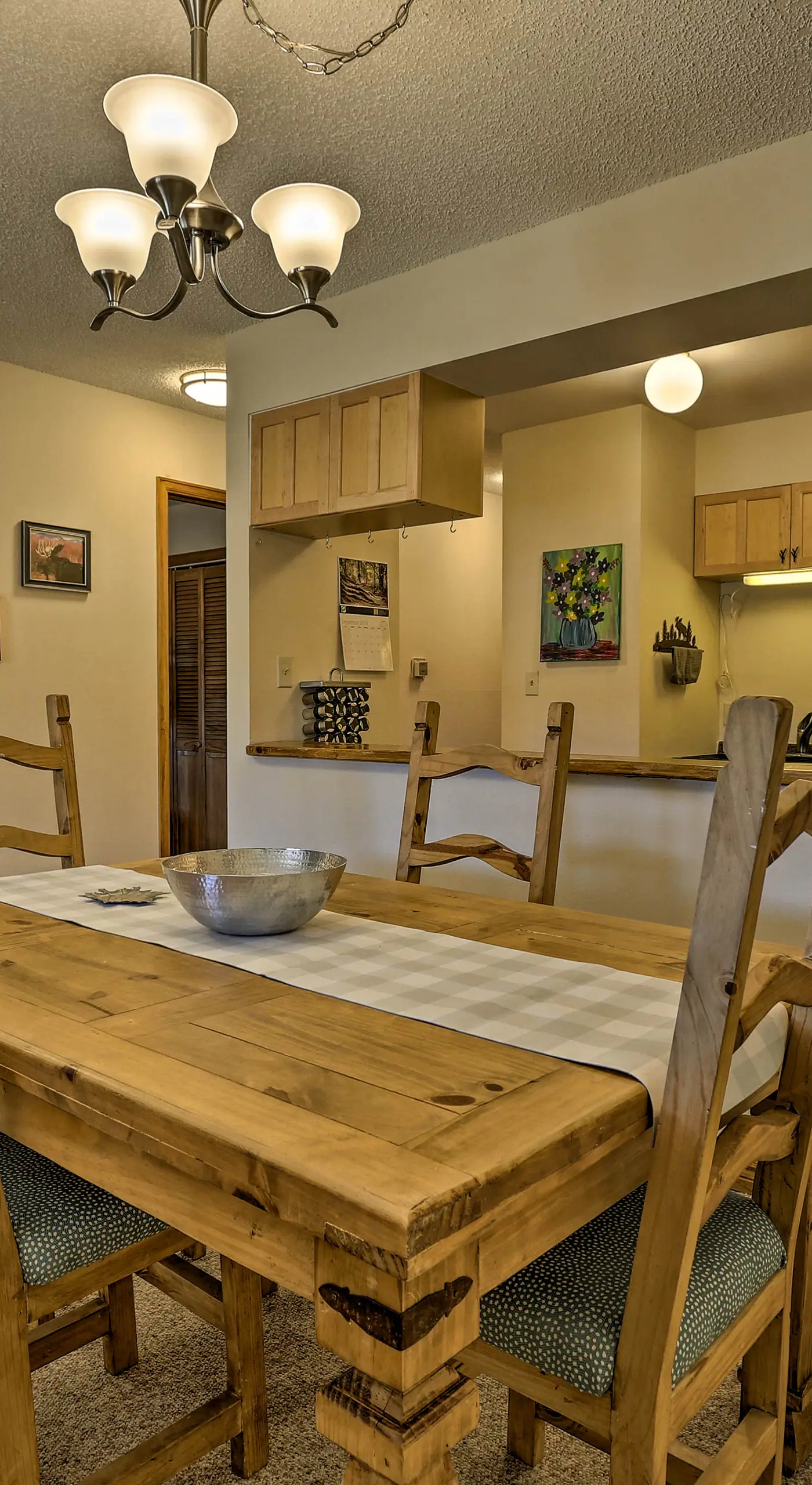 Eat, Sleep, Ski! Rustic Mtn Condo: WiFi,TV, HotTub