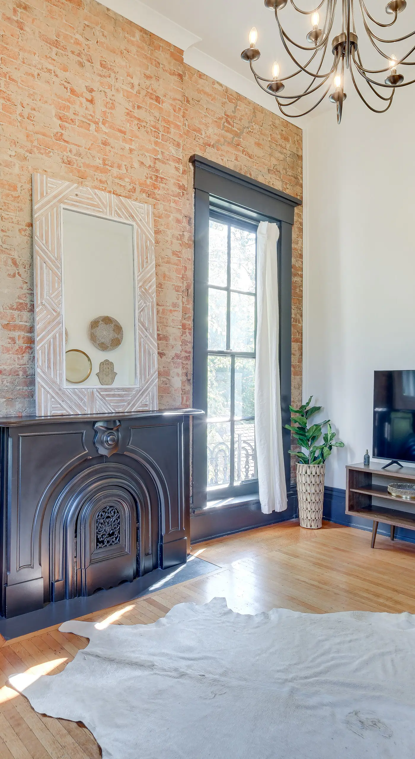 Chic & Historic Apartment ~ 6 Mi to Louisville!