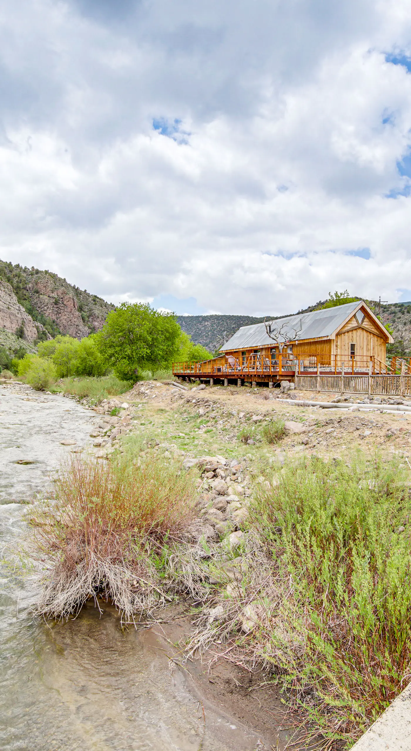 Creekside Cabin w/ Deck & Views in Panguitch!