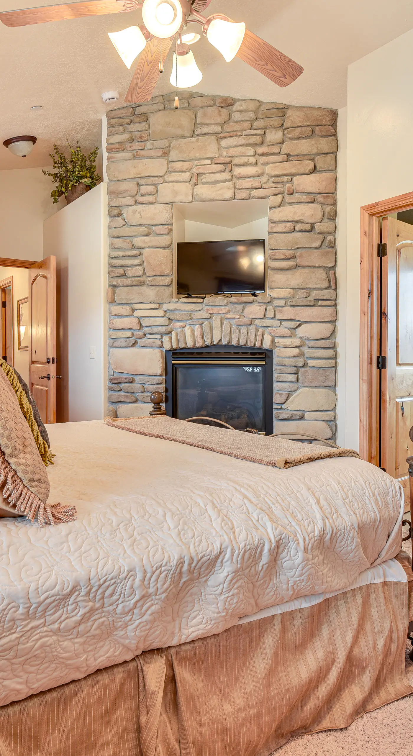Eden Townhome w/ Mtn View + Shuttle to Powder Mtn!
