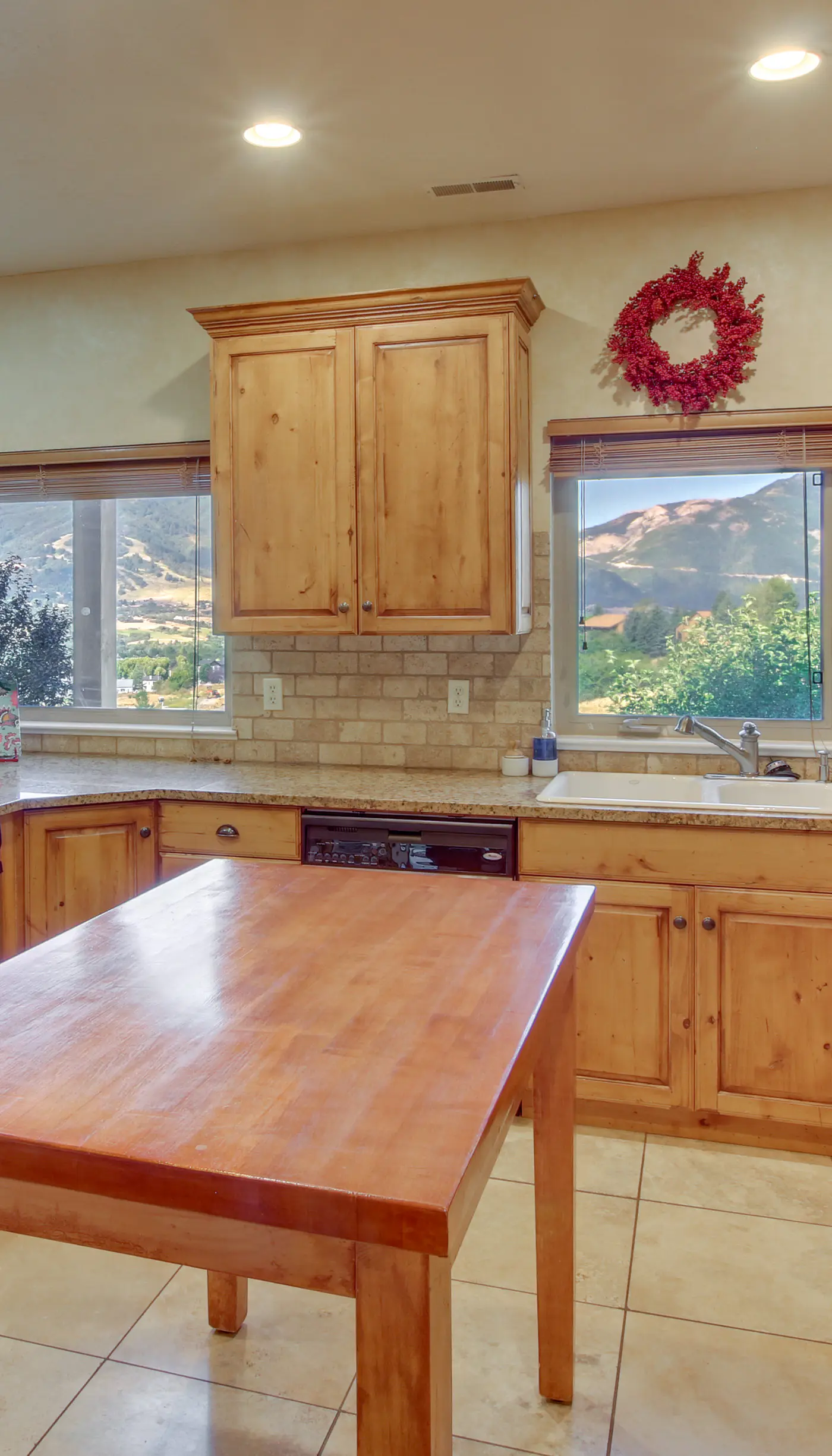 Eden Townhome w/ Mtn View + Shuttle to Powder Mtn!