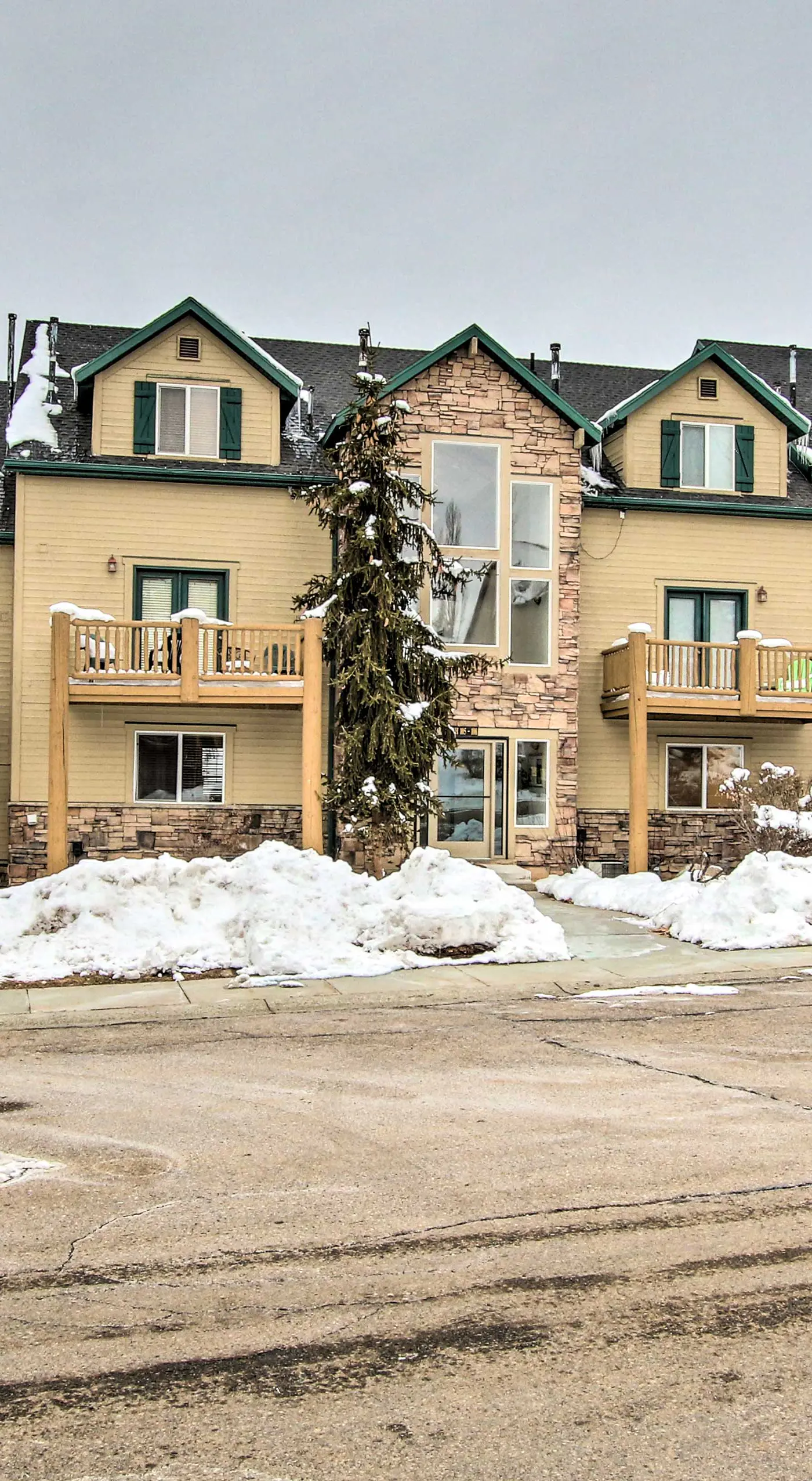 Cozy Eden Condo w/ Mtn Views in Wolf Creek Resort!