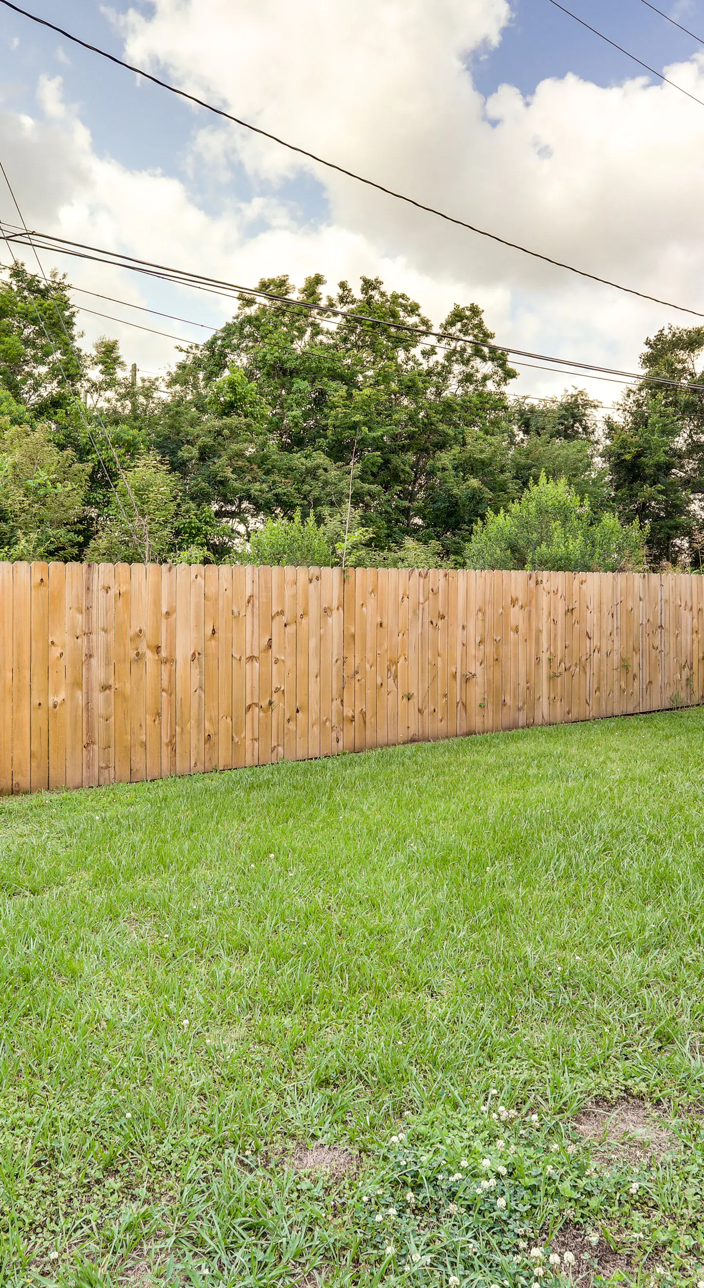 Large Yard: 'Pascagoula Peach' Home in Baton Rouge