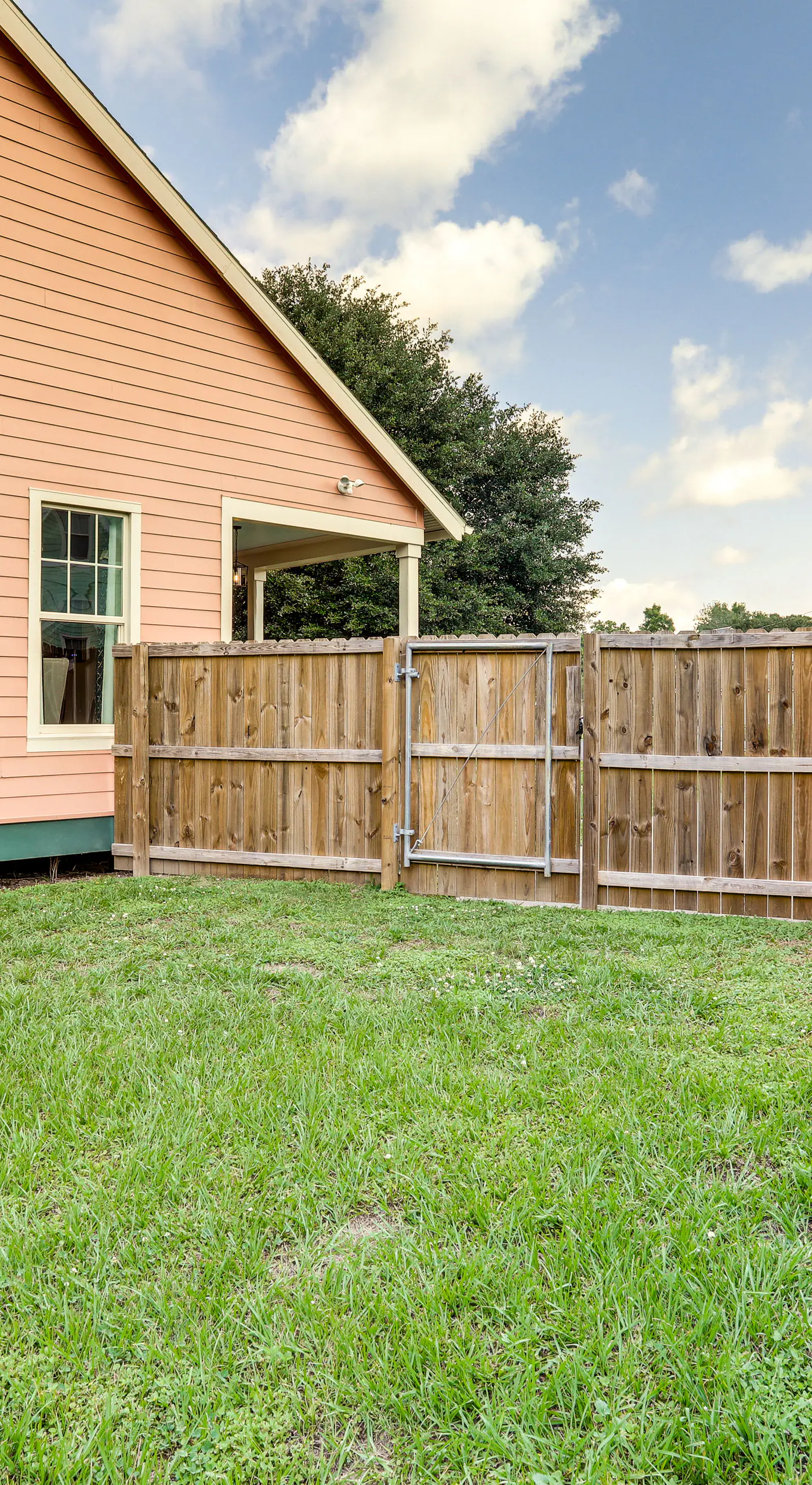 Large Yard: 'Pascagoula Peach' Home in Baton Rouge