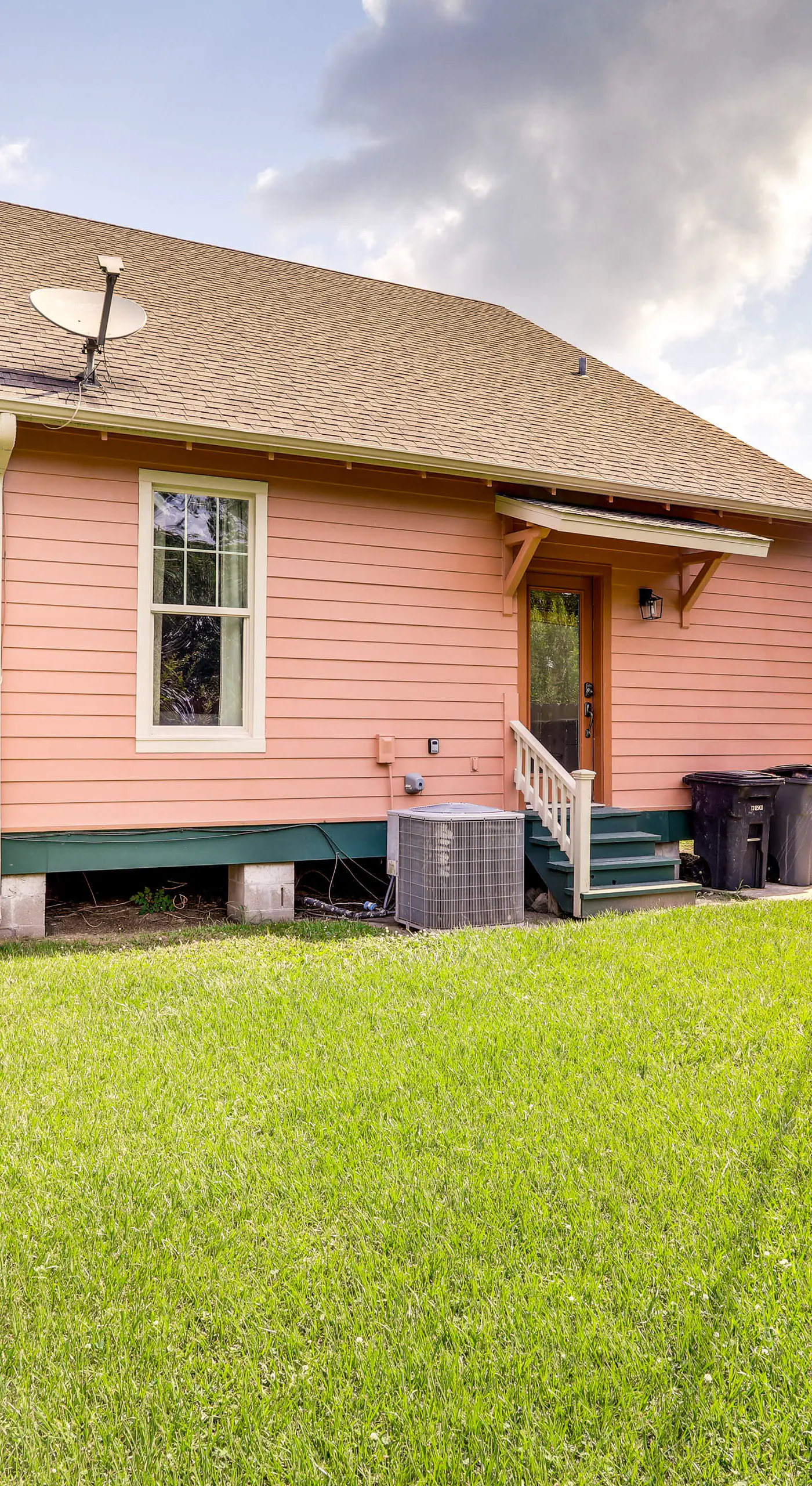 Large Yard: 'Pascagoula Peach' Home in Baton Rouge