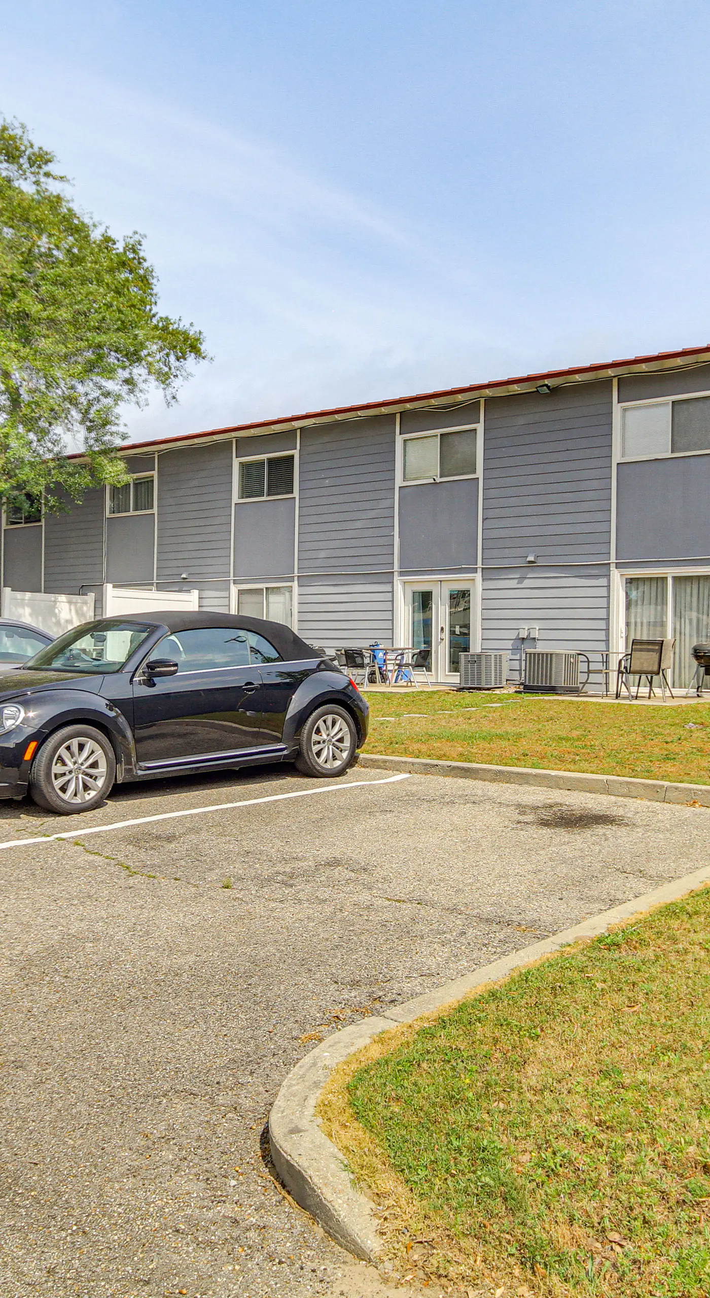 Airy Biloxi Condo w/ Patio: Walk to Beach!