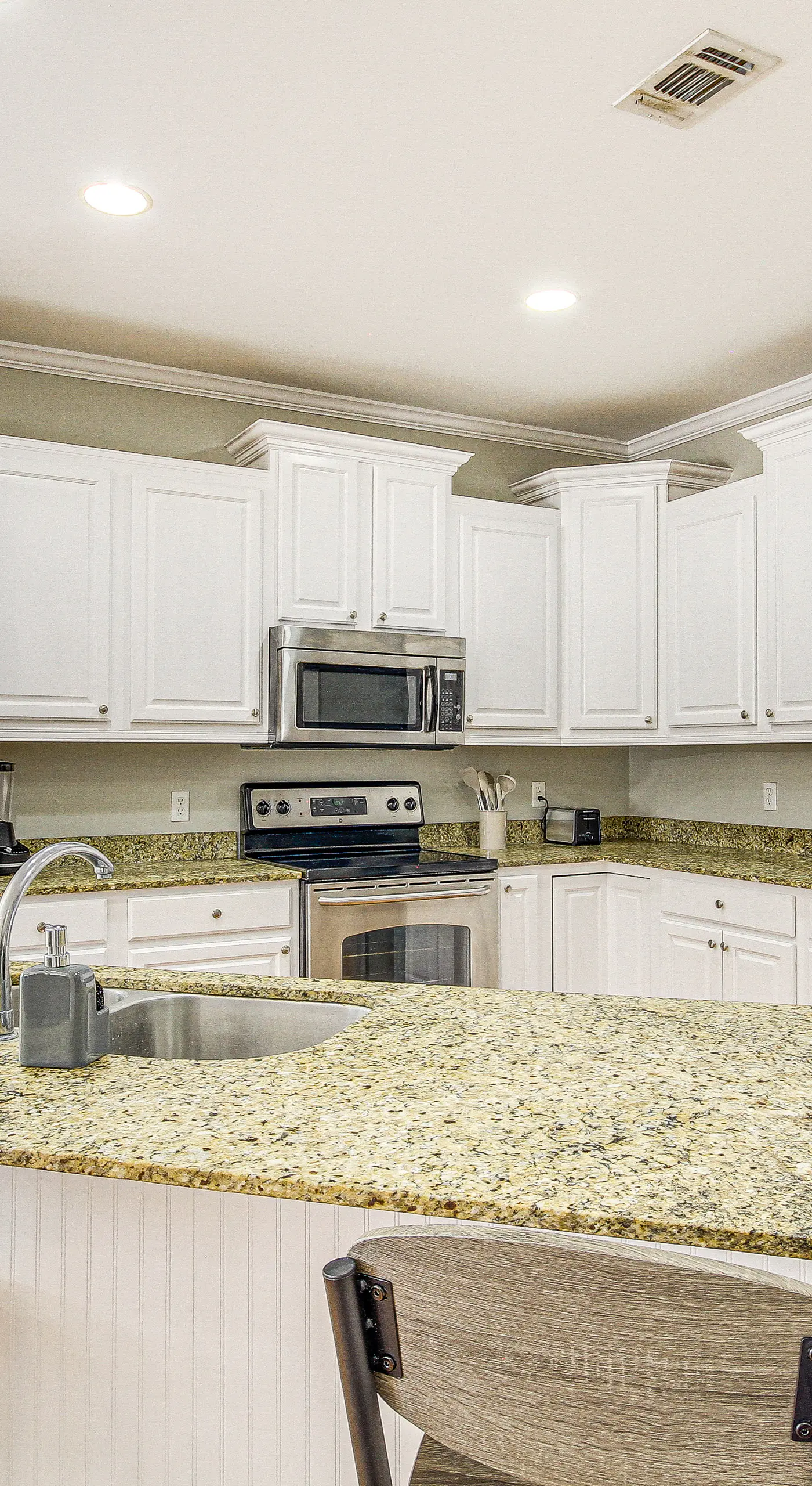 Bright Biloxi Condo: Walk to the Beach!