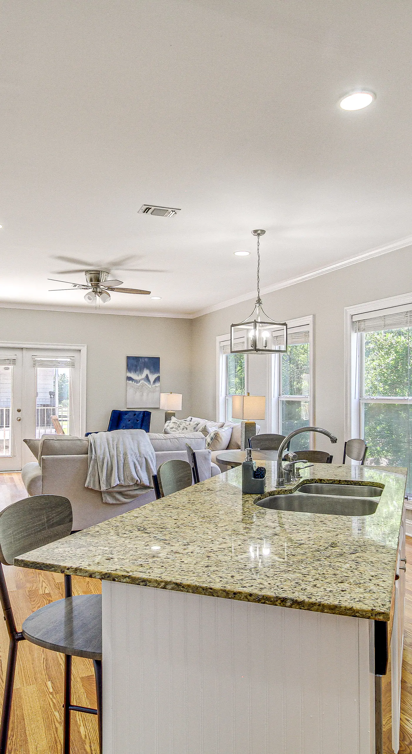 Bright Biloxi Condo: Walk to the Beach!