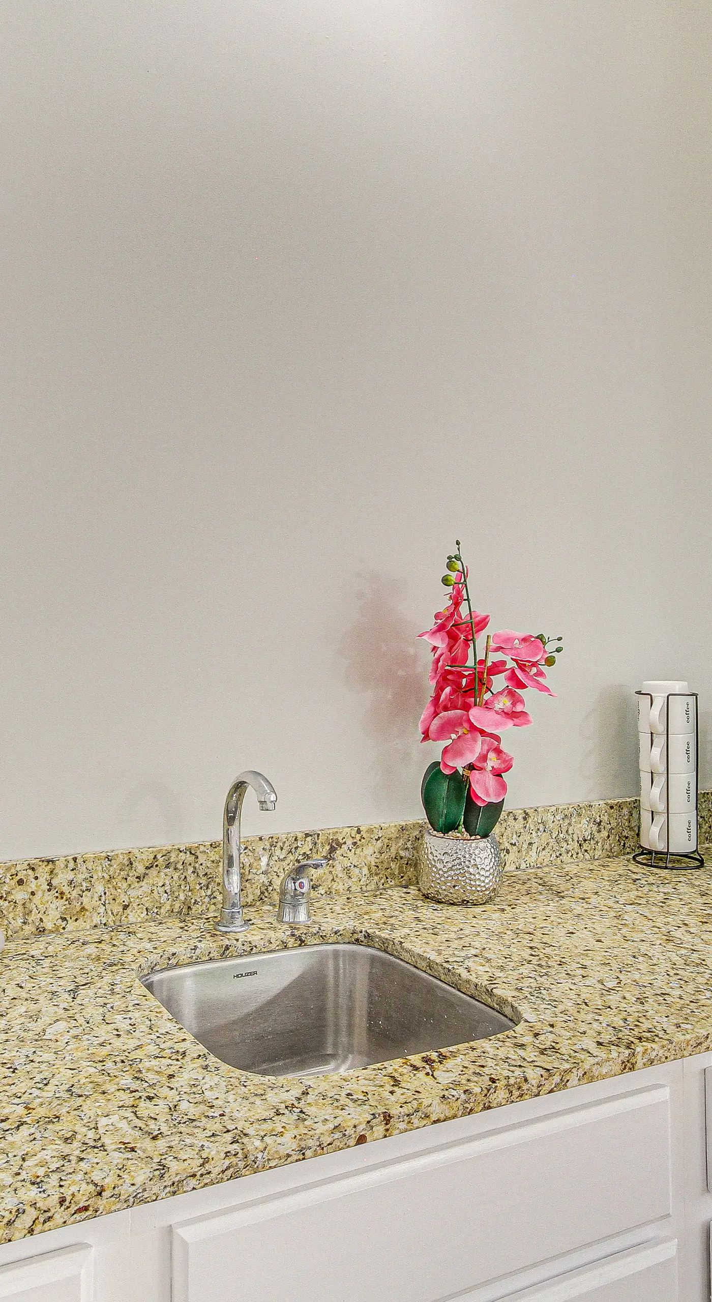 Bright Biloxi Condo: Walk to the Beach!