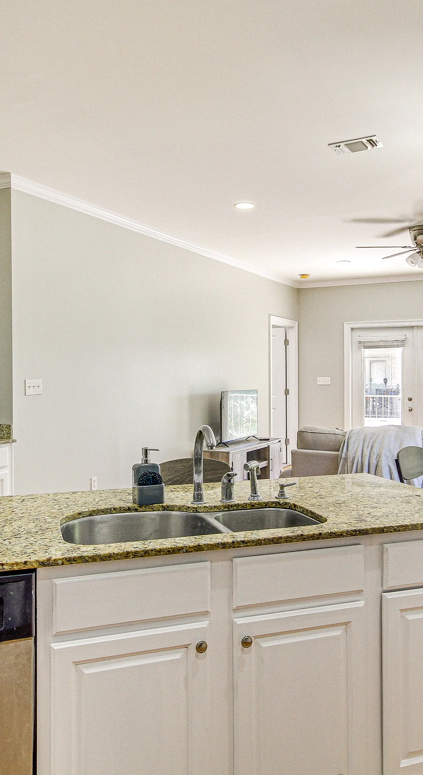 Bright Biloxi Condo: Walk to the Beach!