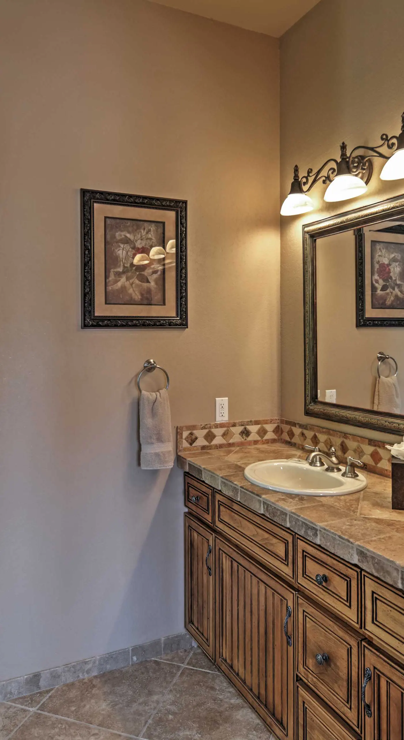 < 2 Mi to Lake Havasu: Spacious Home w/ Patio!