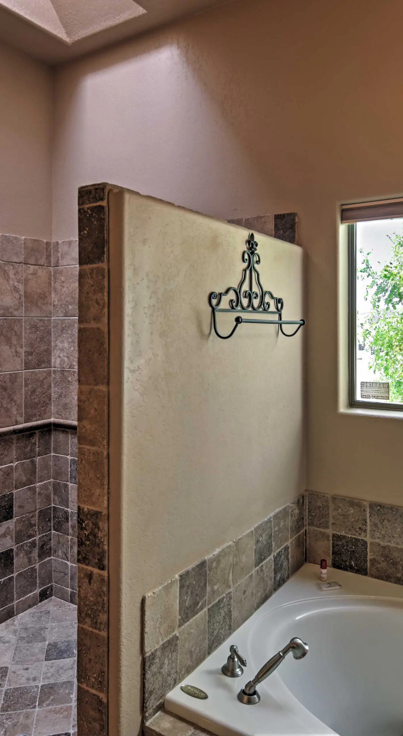 < 2 Mi to Lake Havasu: Spacious Home w/ Patio!