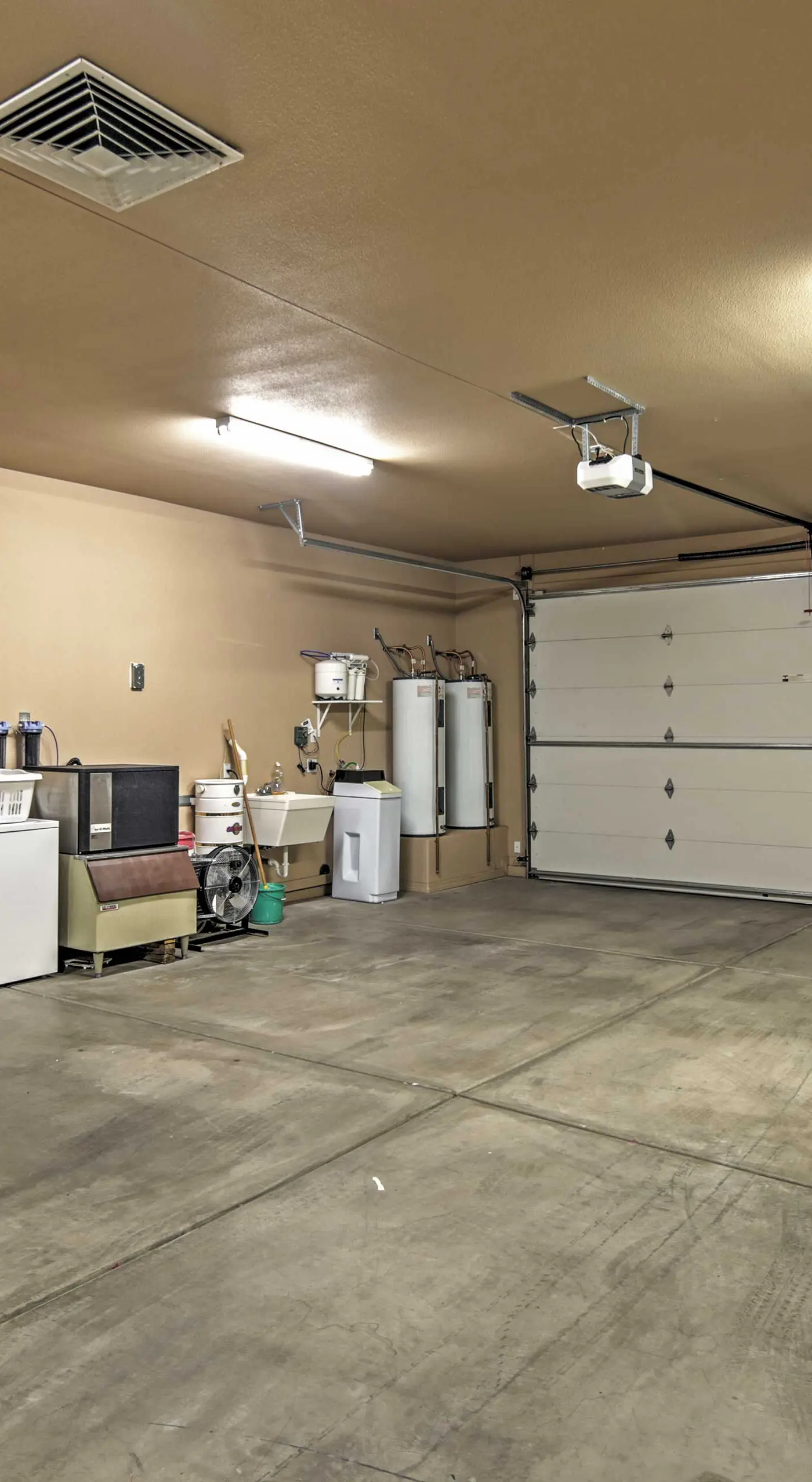 < 2 Mi to Lake Havasu: Spacious Home w/ Patio!