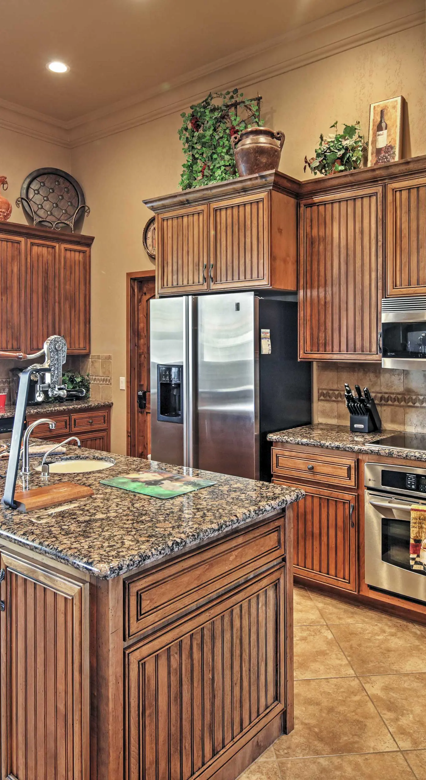 < 2 Mi to Lake Havasu: Spacious Home w/ Patio!