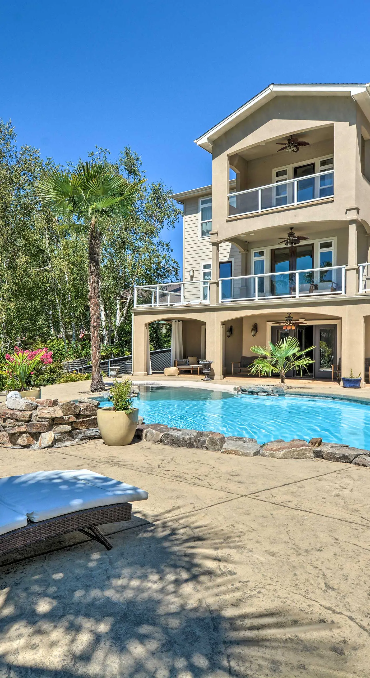 Luxe Getaway w/ Riverfront Views in Grants Pass!