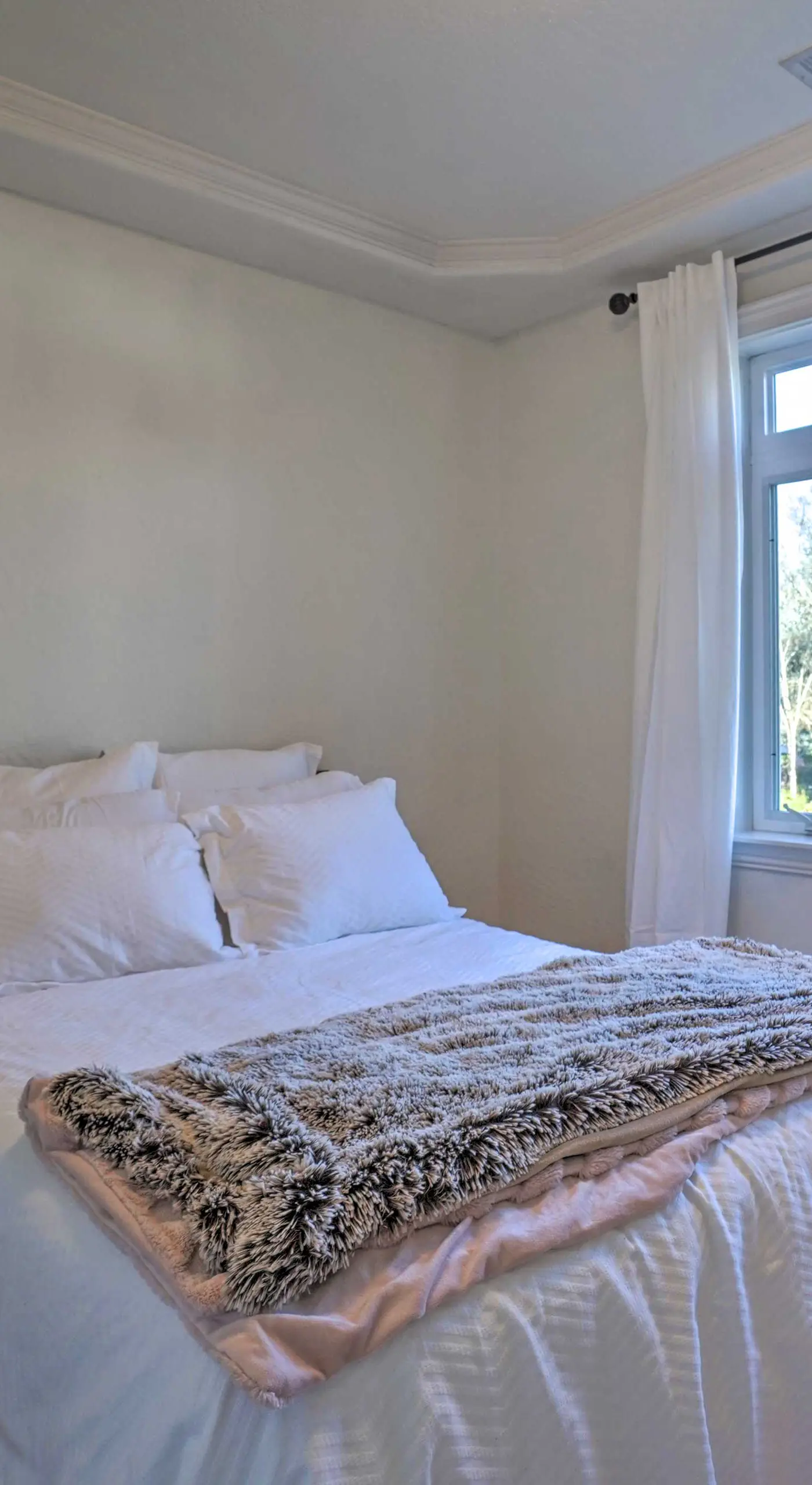 Luxe Getaway w/ Riverfront Views in Grants Pass!