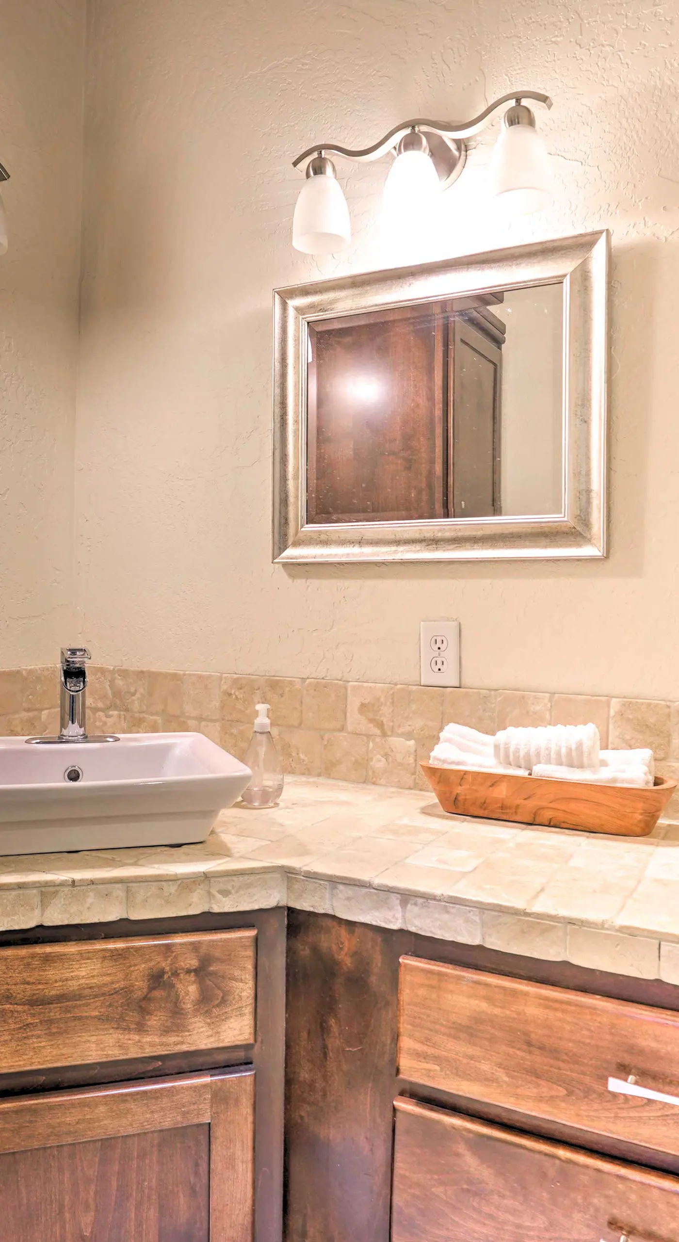 Luxe Getaway w/ Riverfront Views in Grants Pass!