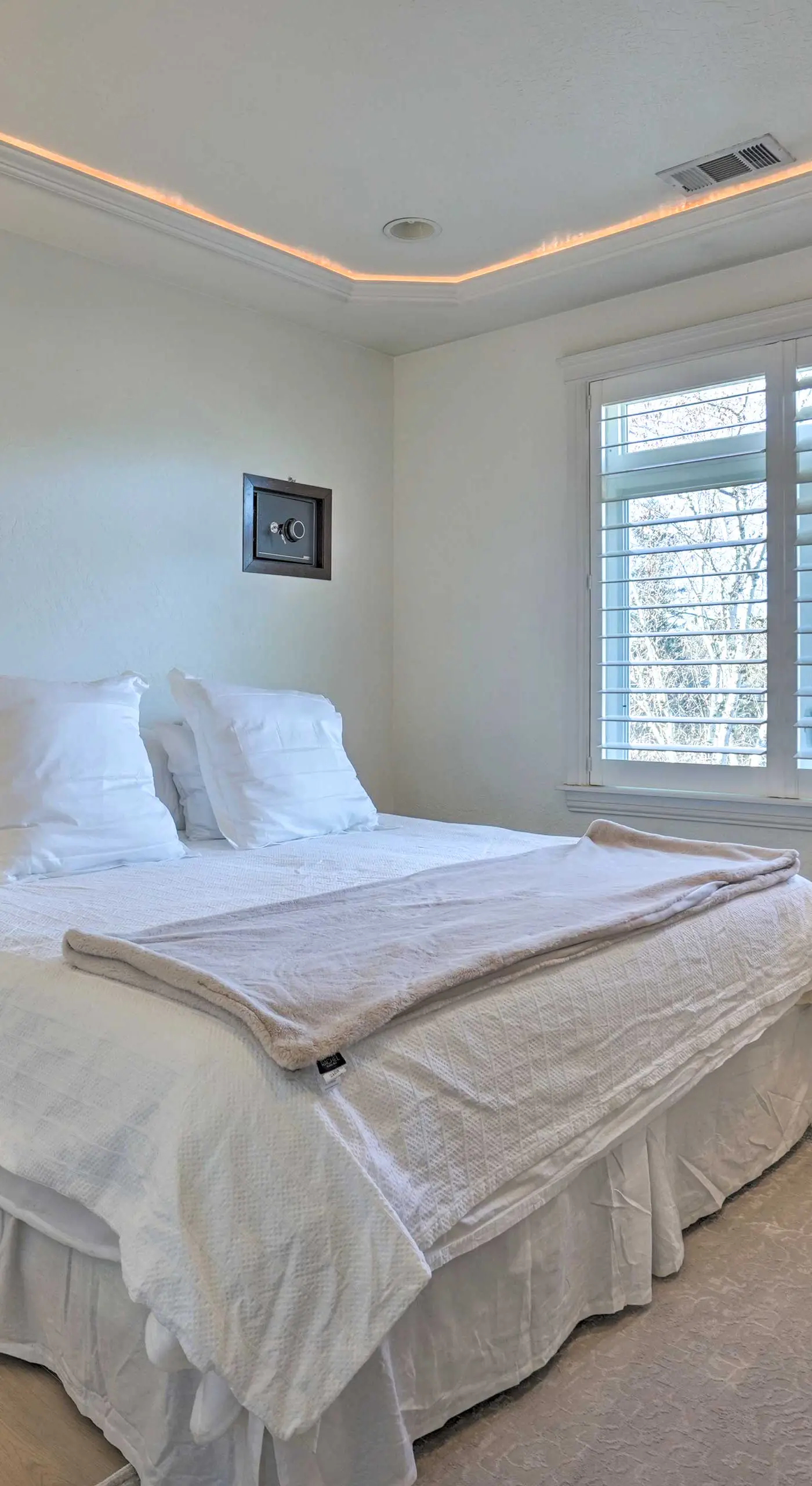 Luxe Getaway w/ Riverfront Views in Grants Pass!