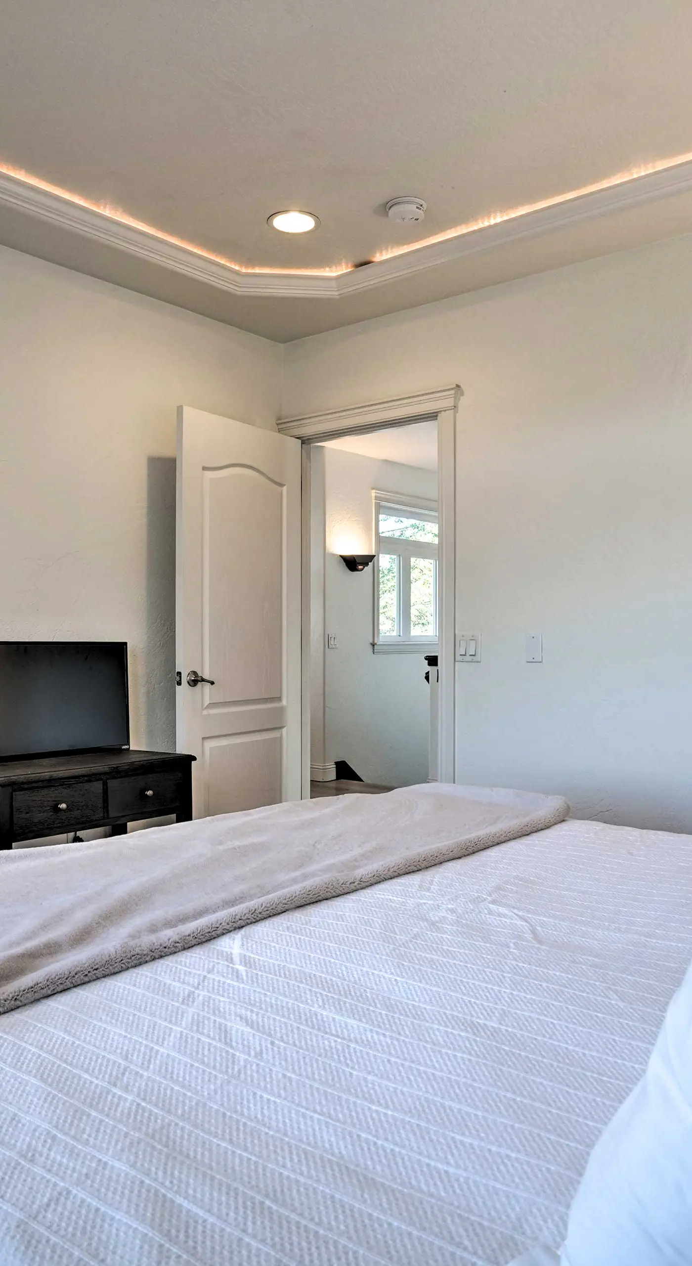 Luxe Getaway w/ Riverfront Views in Grants Pass!