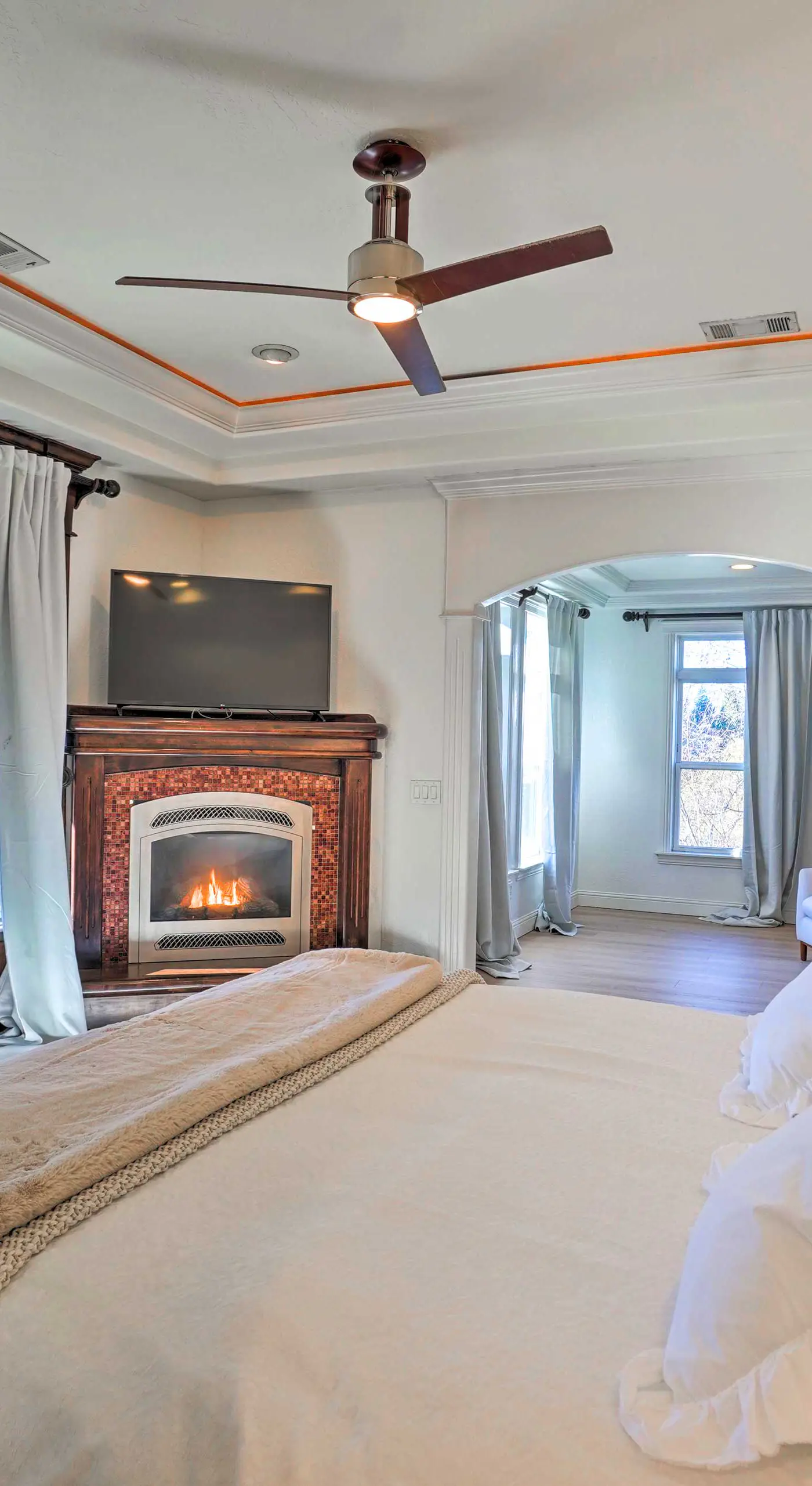 Luxe Getaway w/ Riverfront Views in Grants Pass!