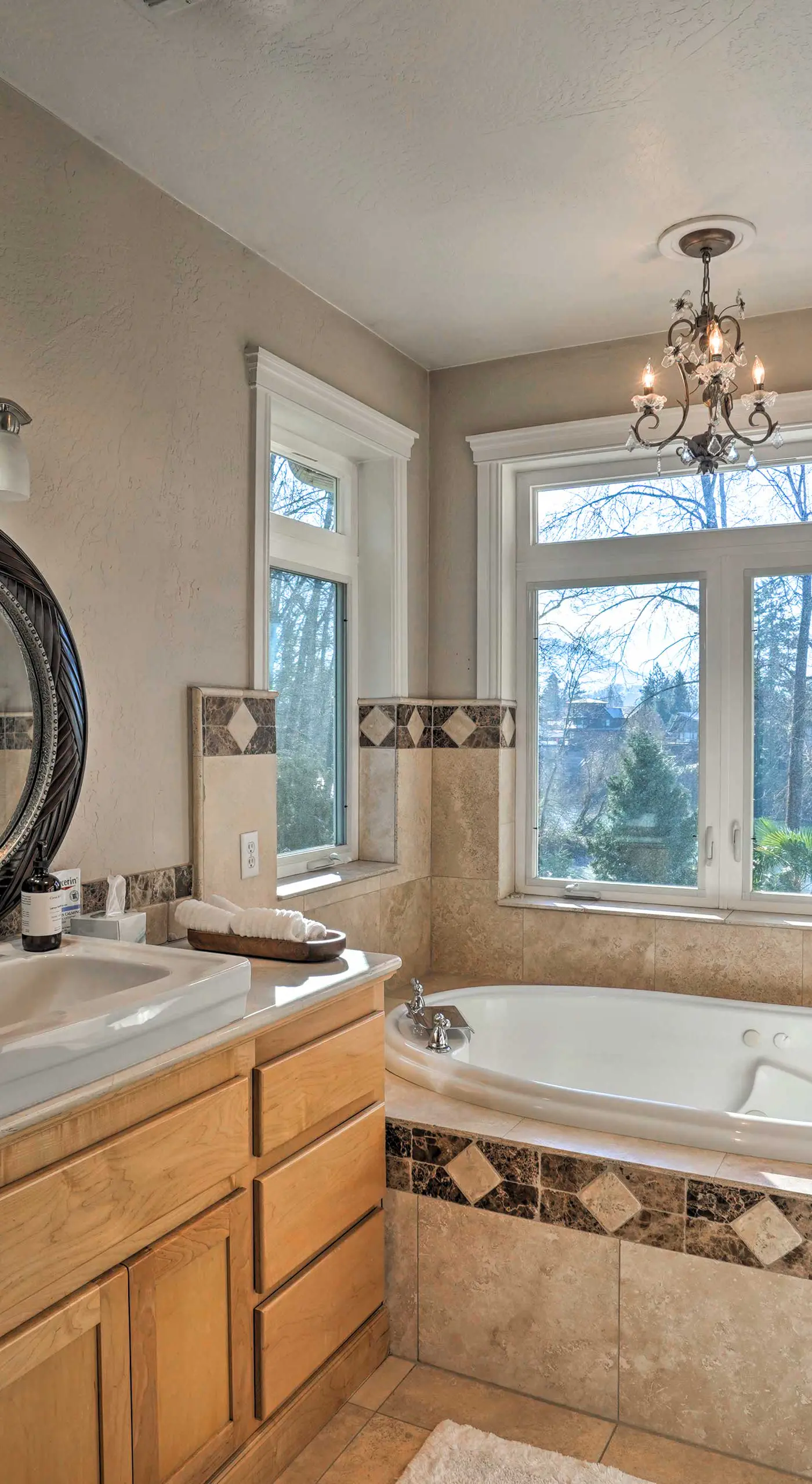 Luxe Getaway w/ Riverfront Views in Grants Pass!