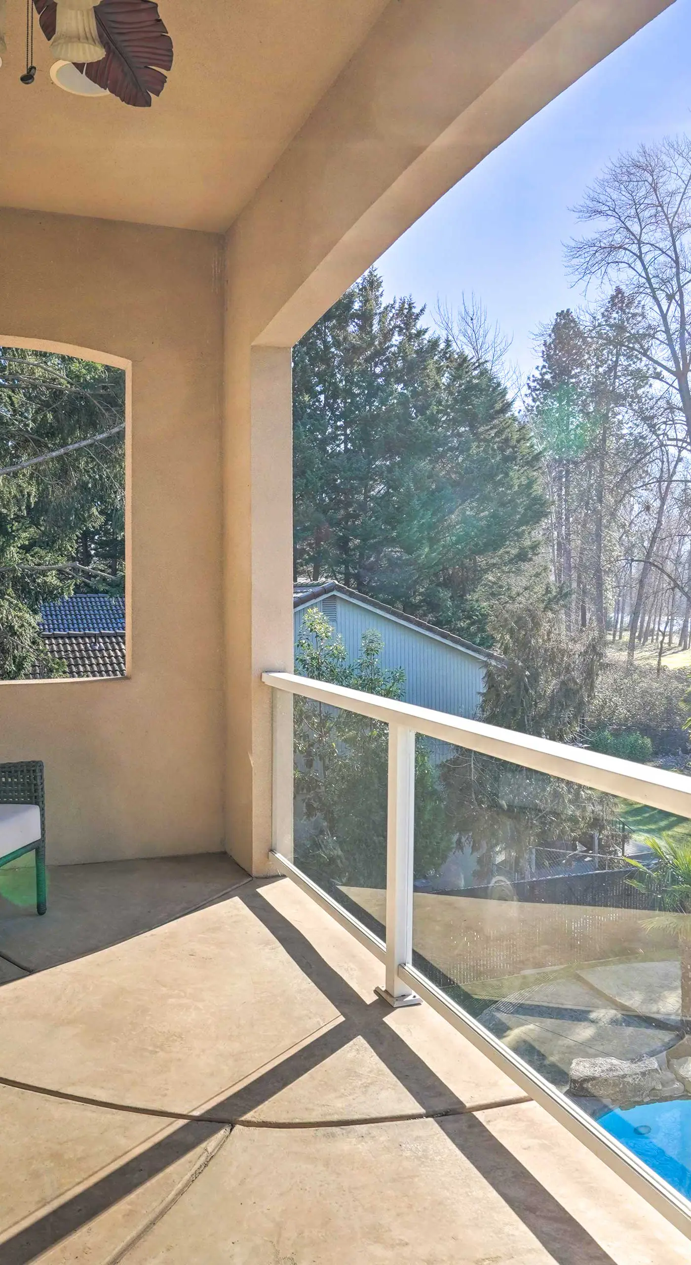 Luxe Getaway w/ Riverfront Views in Grants Pass!