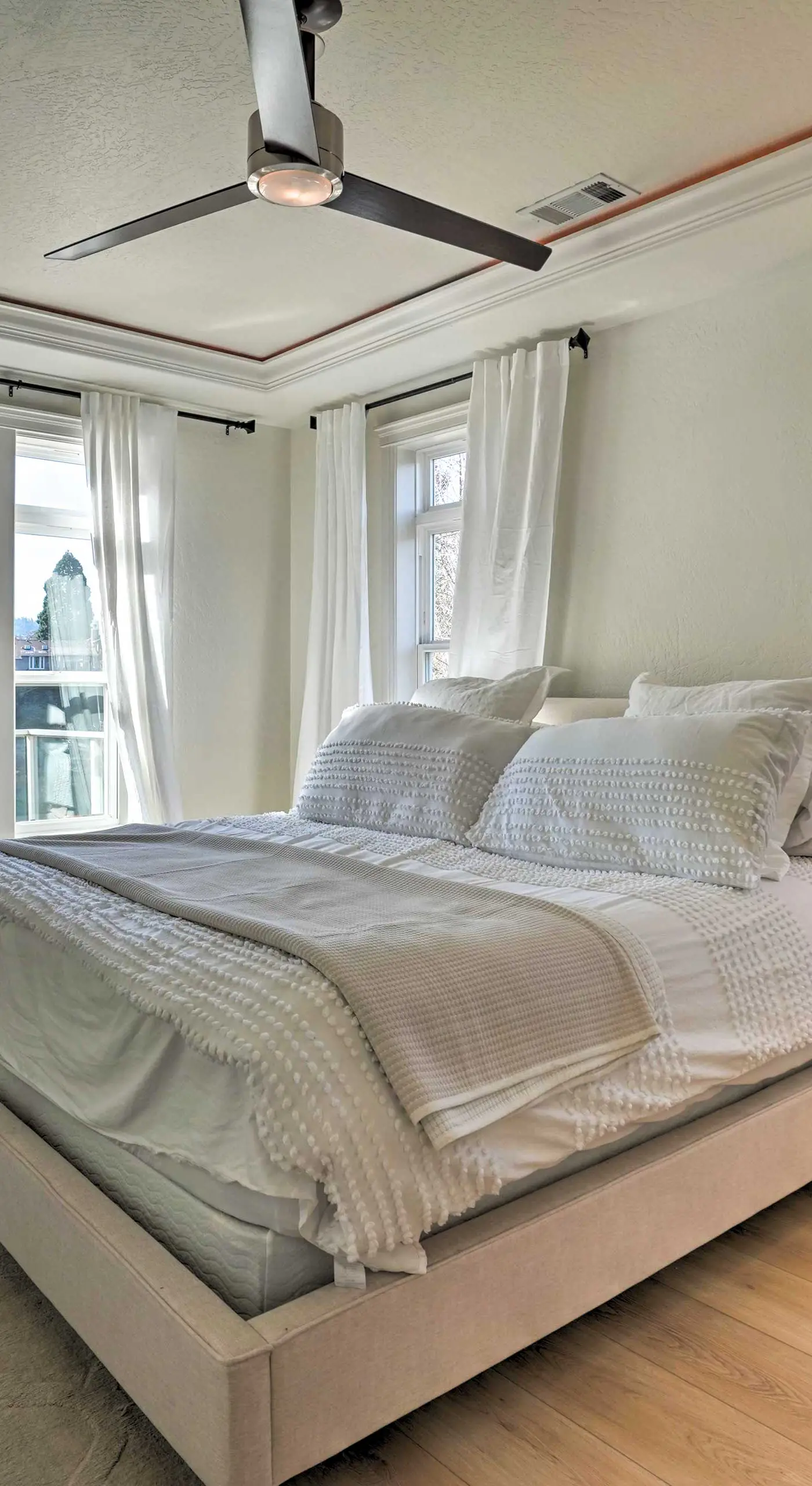 Luxe Getaway w/ Riverfront Views in Grants Pass!