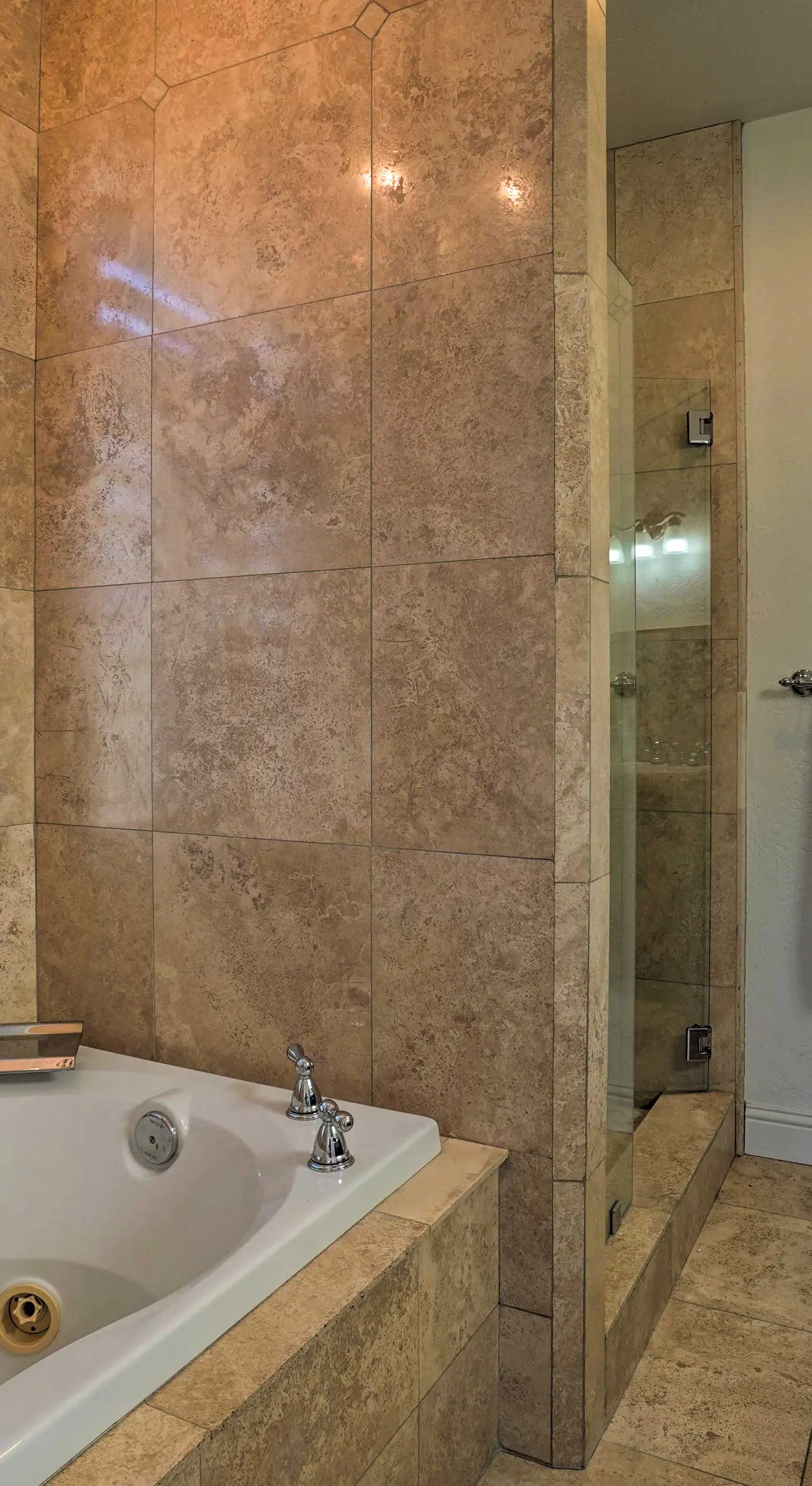 Luxe Getaway w/ Riverfront Views in Grants Pass!