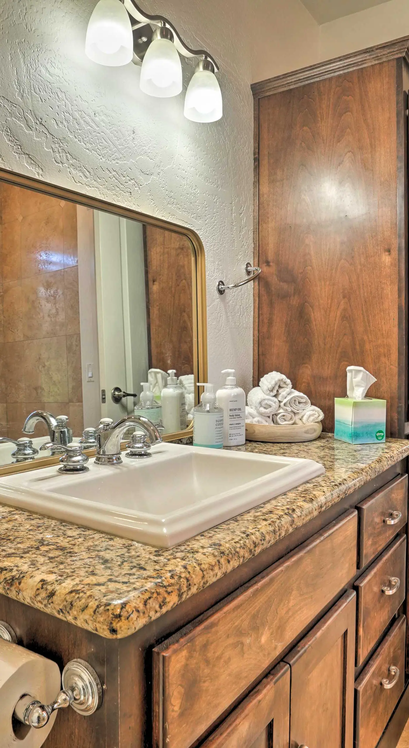 Luxe Getaway w/ Riverfront Views in Grants Pass!