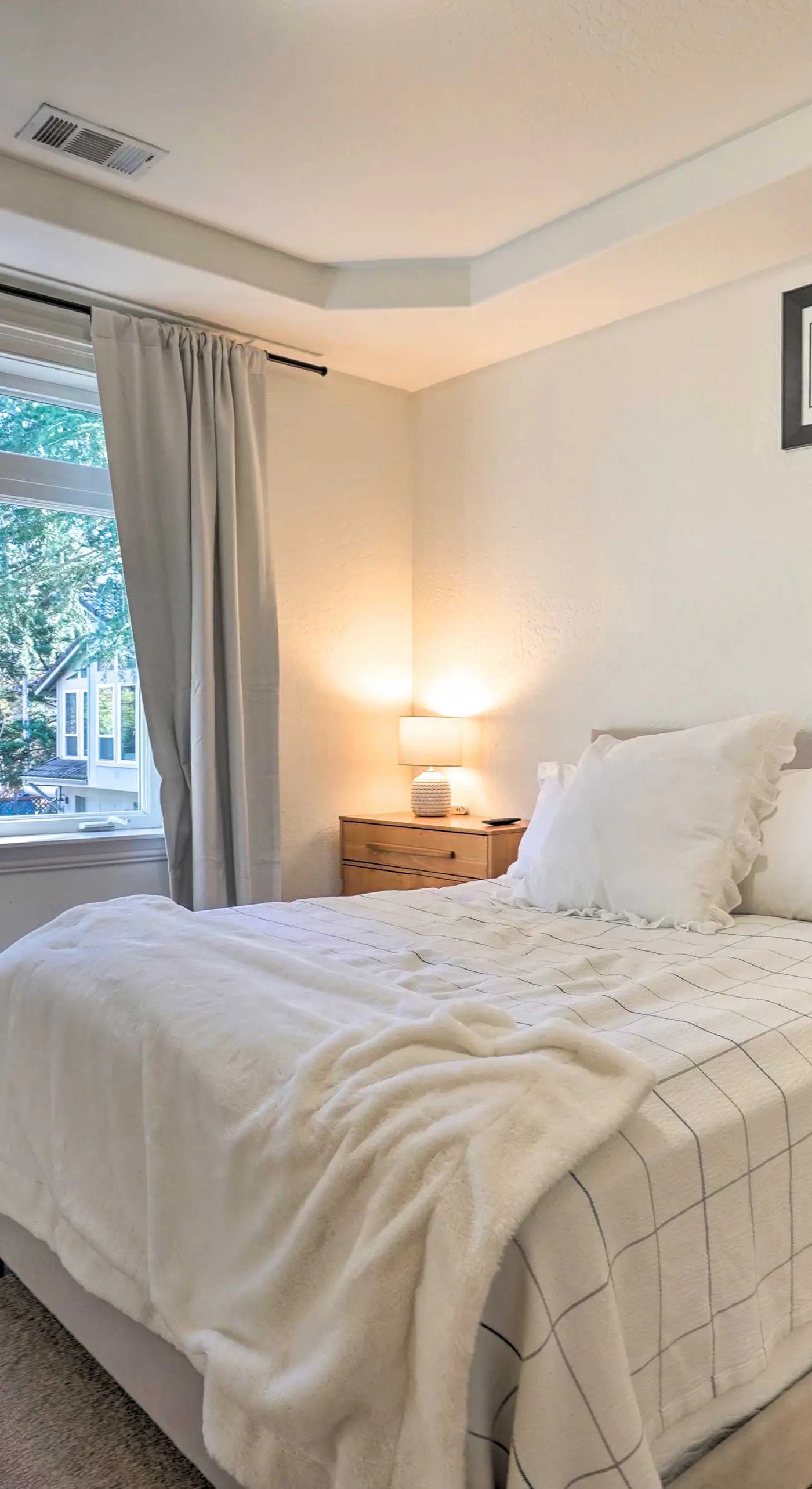 Luxe Getaway w/ Riverfront Views in Grants Pass!
