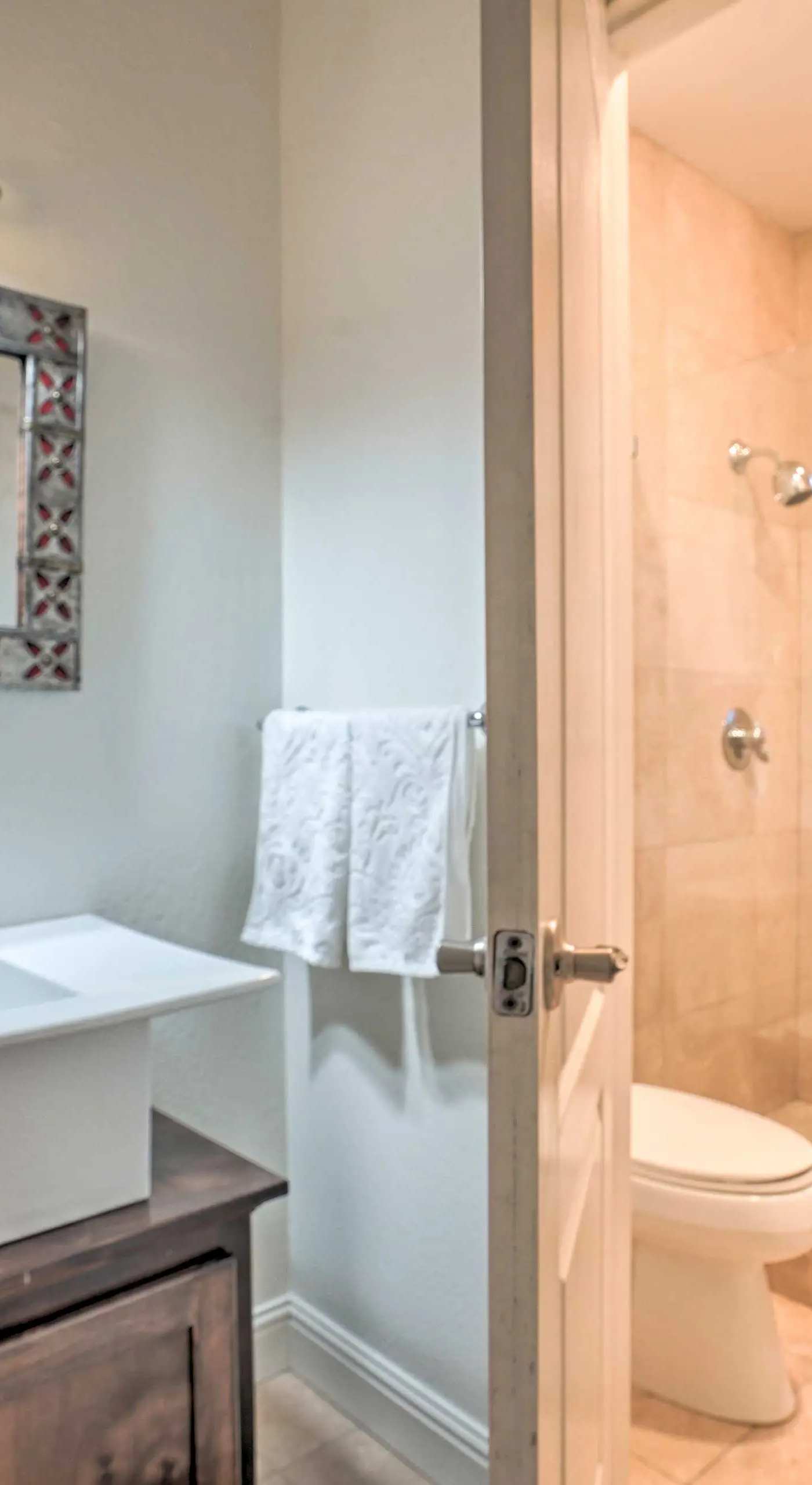 Luxe Getaway w/ Riverfront Views in Grants Pass!