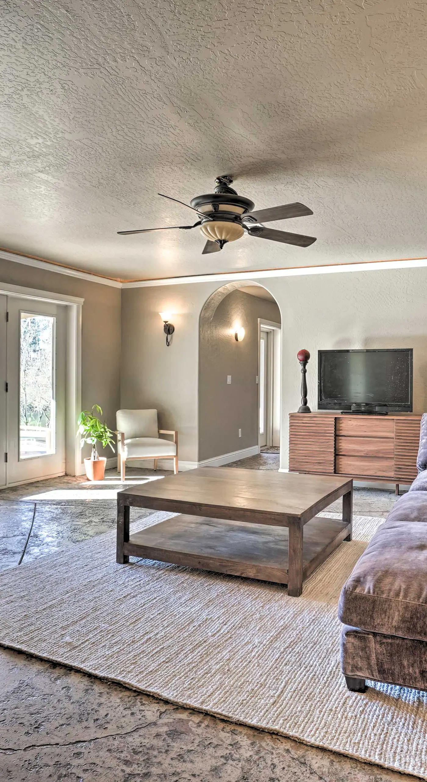 Luxe Getaway w/ Riverfront Views in Grants Pass!