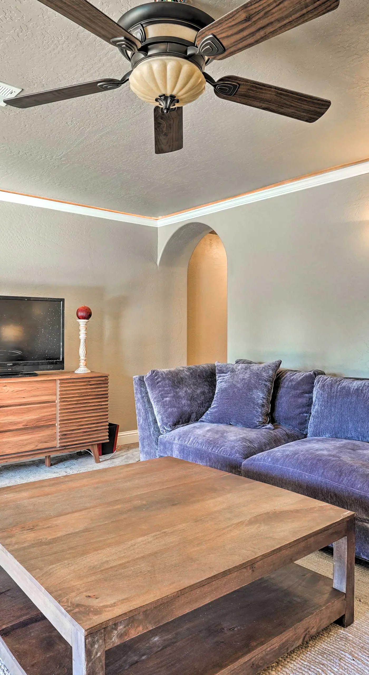 Luxe Getaway w/ Riverfront Views in Grants Pass!