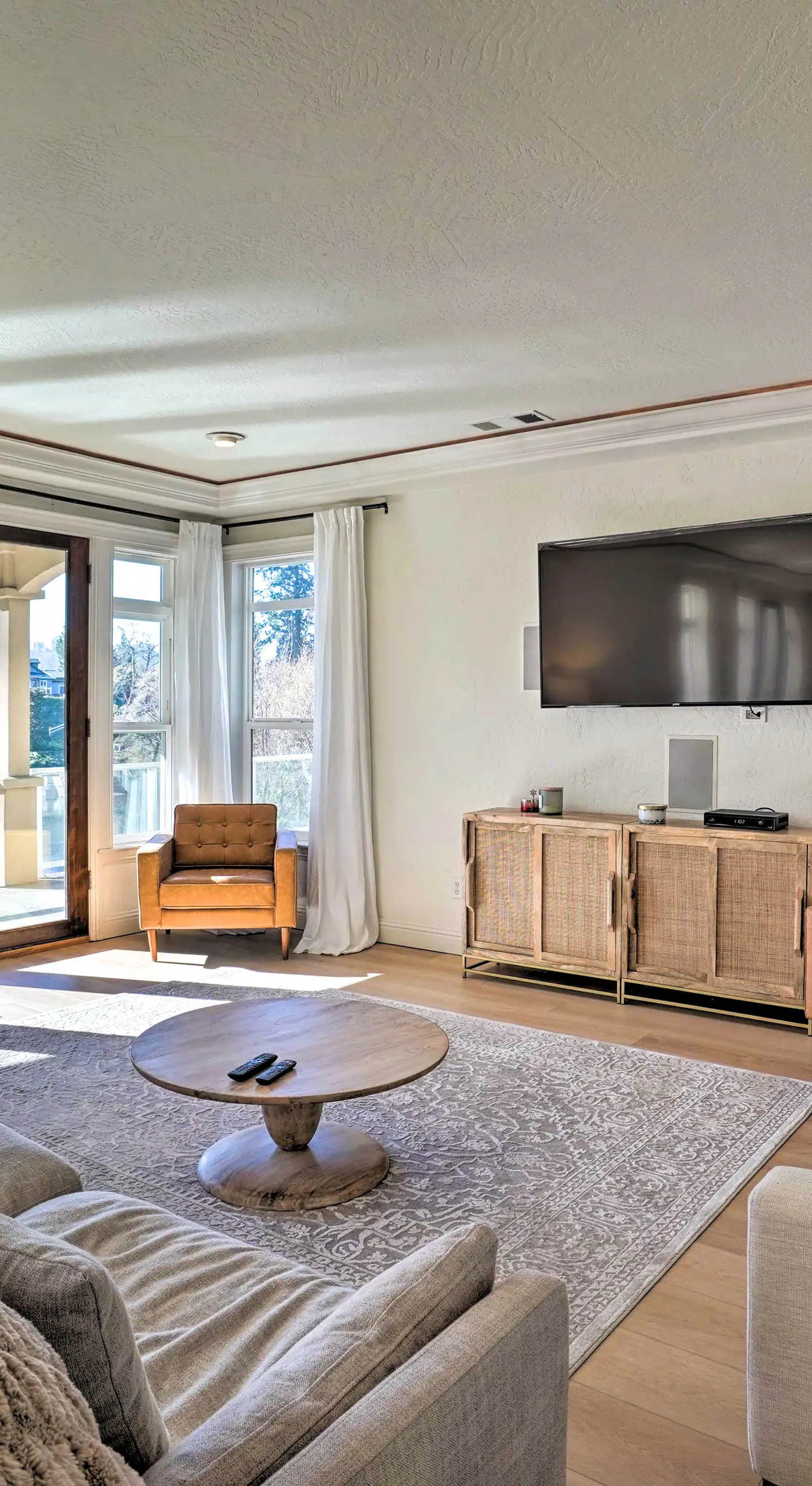 Luxe Getaway w/ Riverfront Views in Grants Pass!