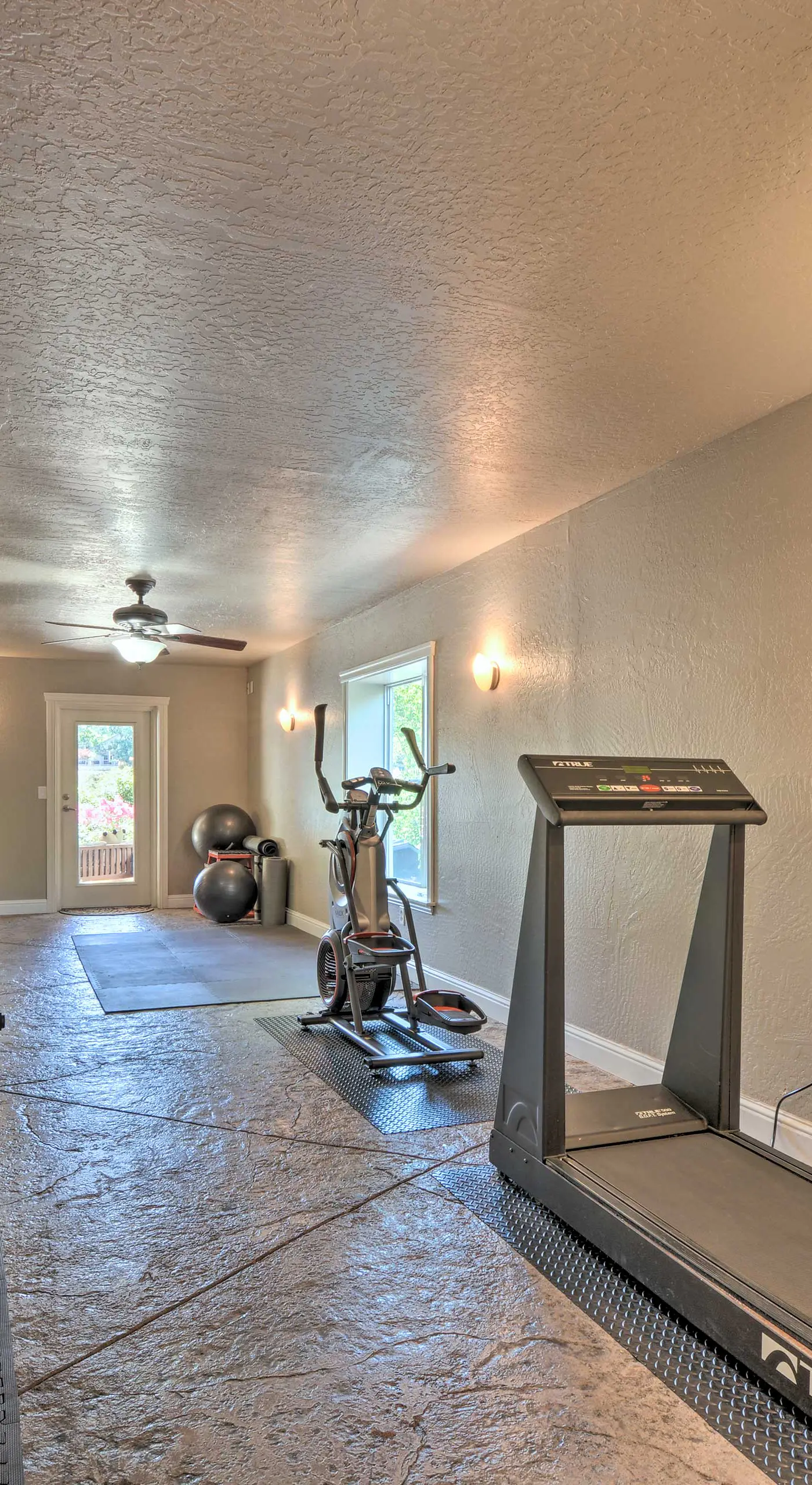 Luxe Getaway w/ Riverfront Views in Grants Pass!