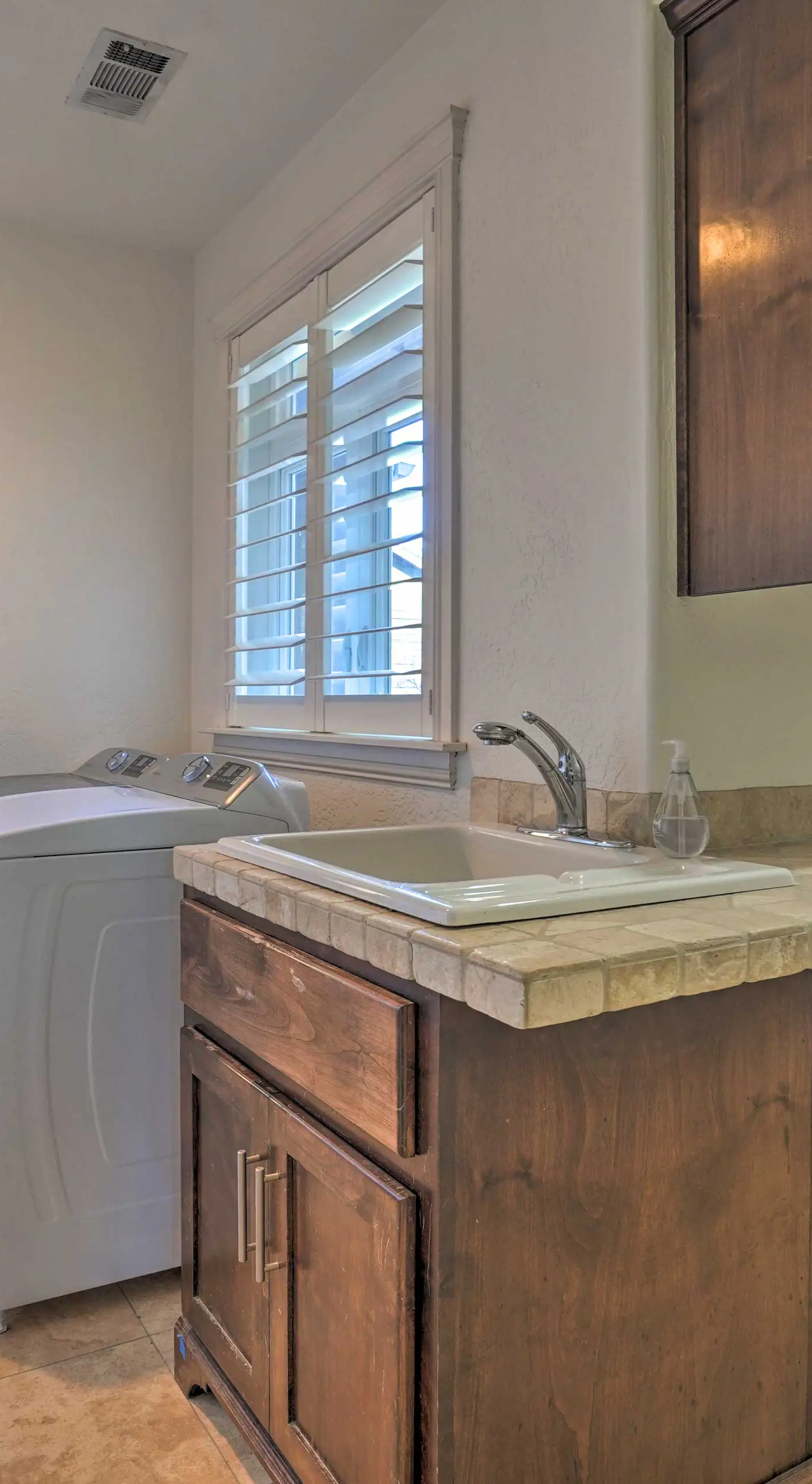 Luxe Getaway w/ Riverfront Views in Grants Pass!