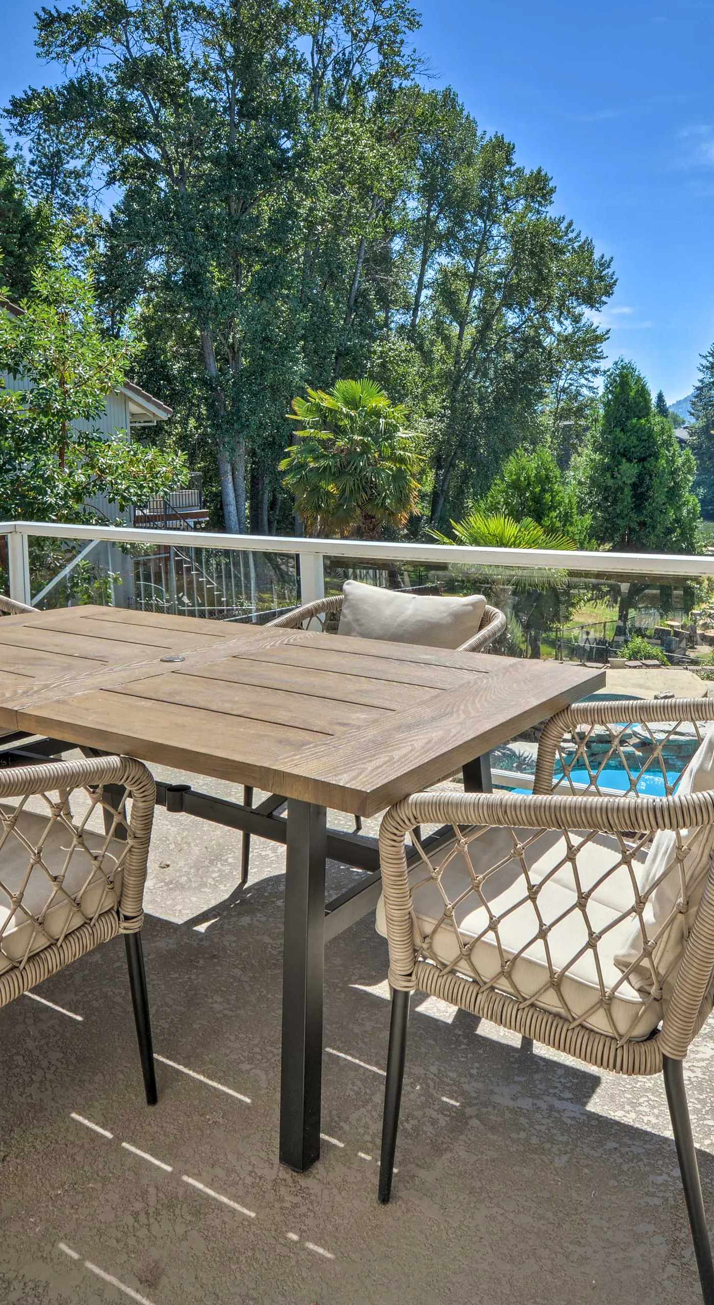 Luxe Getaway w/ Riverfront Views in Grants Pass!