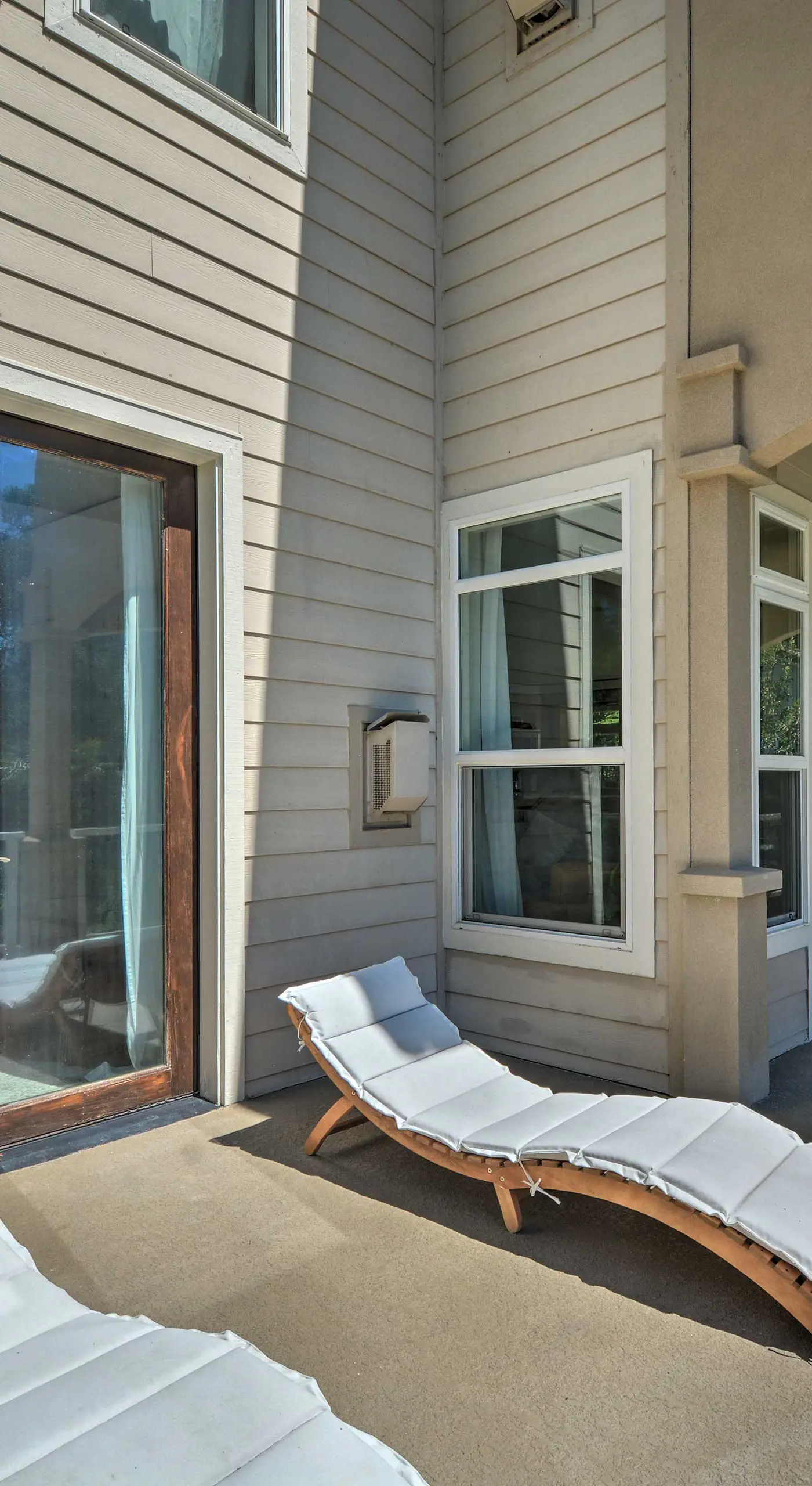 Luxe Getaway w/ Riverfront Views in Grants Pass!