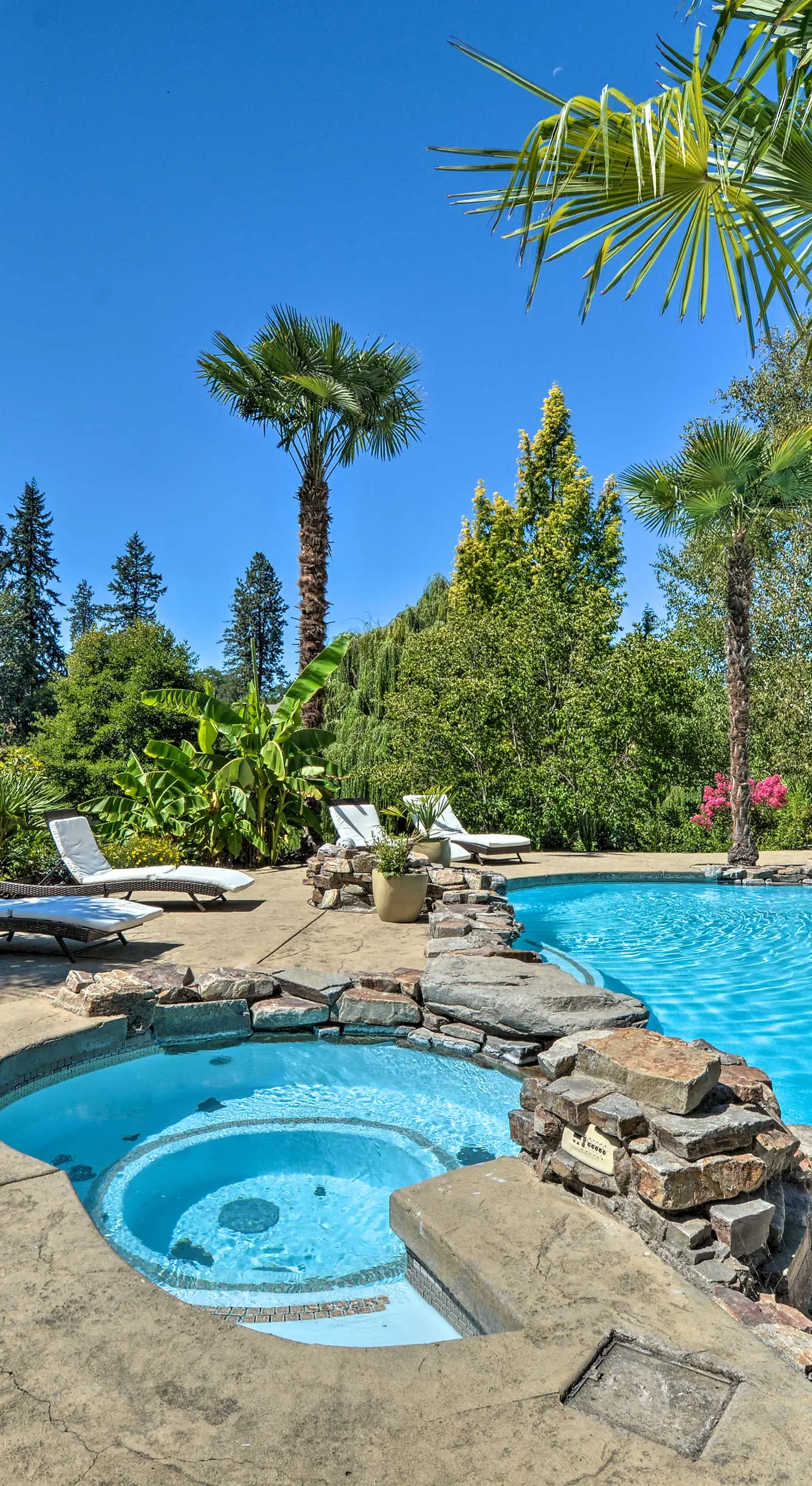 Luxe Getaway w/ Riverfront Views in Grants Pass!